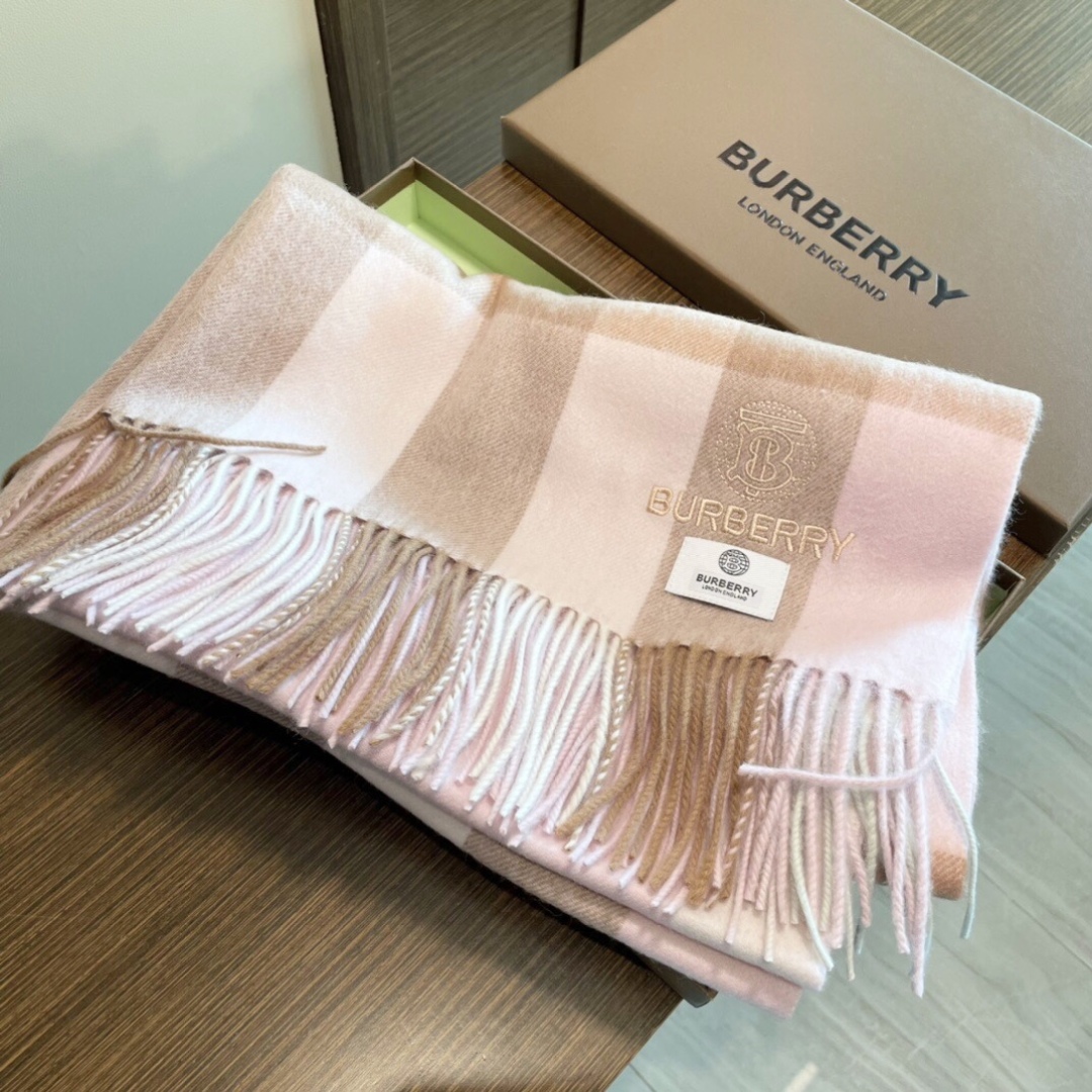 高端好品质 市场质量不一样 爆款上新 情侣款👍👍巴宝利披肩 独家牛货🐂 奢华尽在尺寸之间，高端品质‼️具