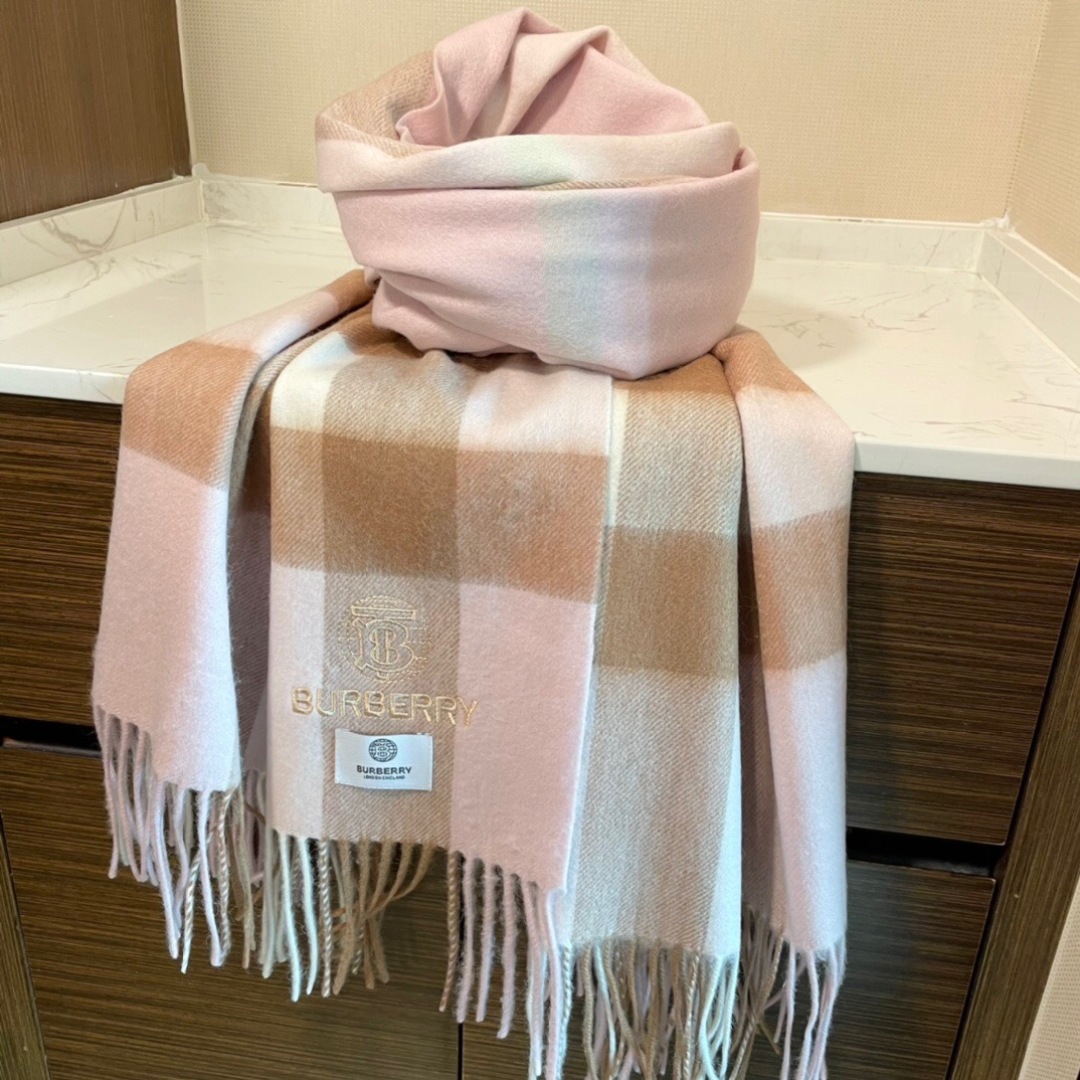 高端好品质 市场质量不一样 爆款上新 情侣款👍👍巴宝利披肩 独家牛货🐂 奢华尽在尺寸之间，高端品质‼️具