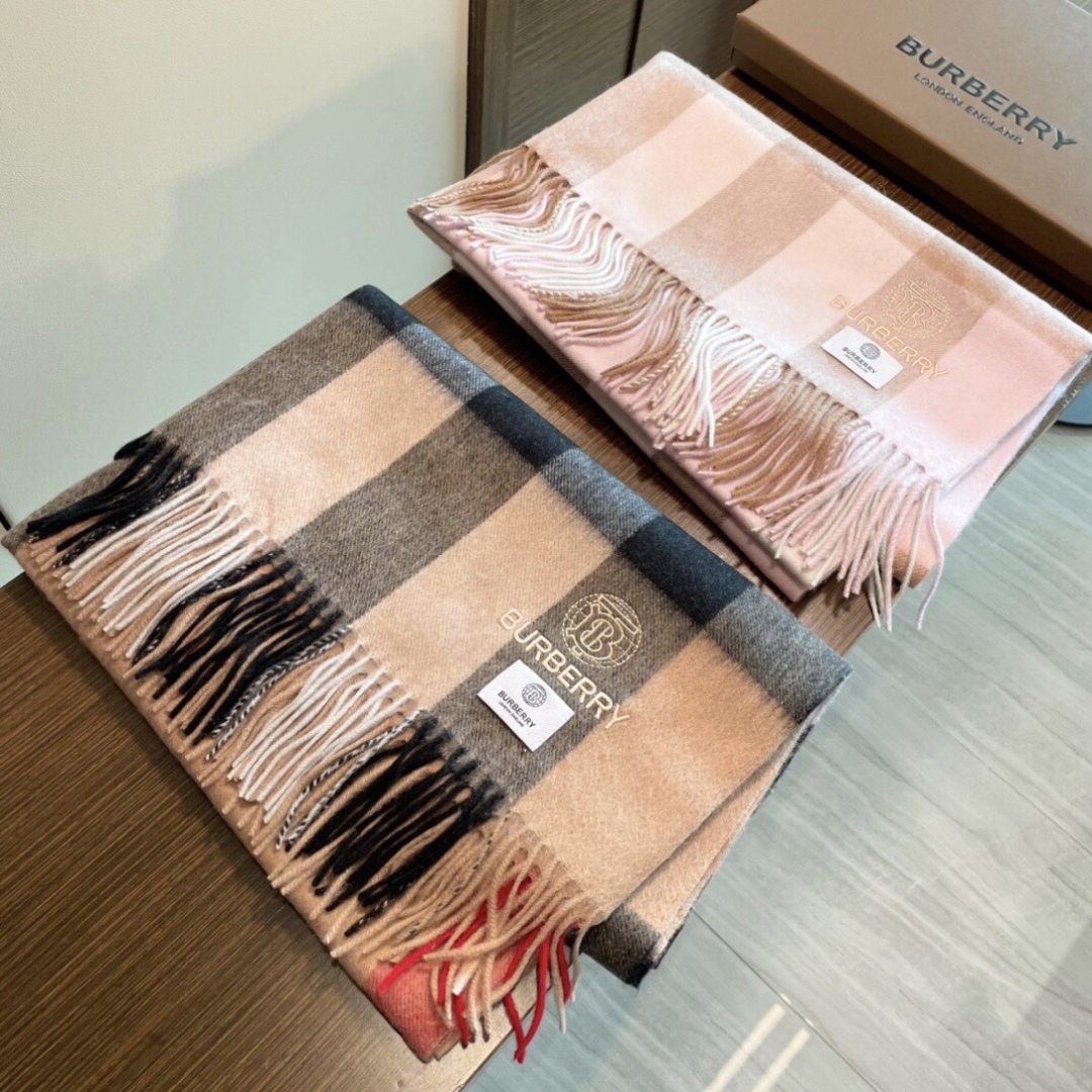 高端好品质 市场质量不一样 爆款上新 情侣款👍👍巴宝利披肩 独家牛货🐂 奢华尽在尺寸之间，高端品质‼️具