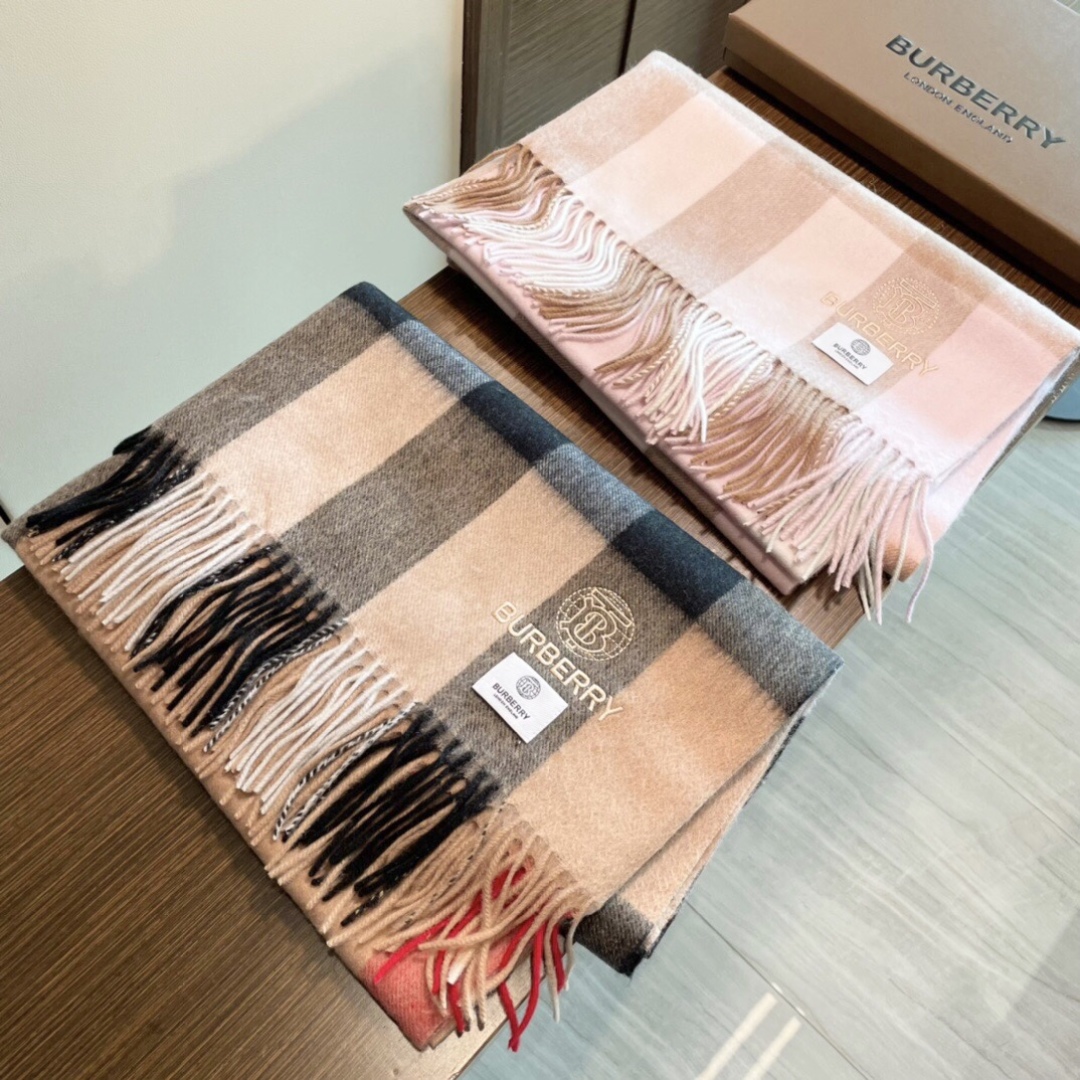 高端好品质 市场质量不一样 爆款上新 情侣款👍👍巴宝利披肩 独家牛货🐂 奢华尽在尺寸之间，高端品质‼️具