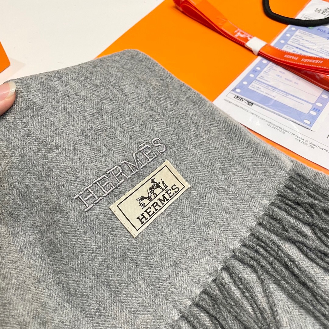 爱马仕❗👫同款围巾且买且珍惜羊绒款😍~都是出口订单所以比较难遇❤东西讲究少而精😍好看的一定要收😎这款H家