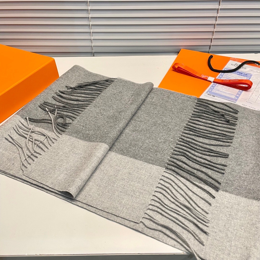 爱马仕❗👫同款围巾且买且珍惜羊绒款😍~都是出口订单所以比较难遇❤东西讲究少而精😍好看的一定要收😎这款H家