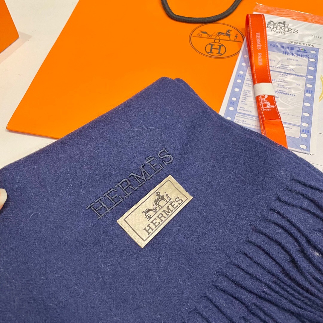 爱马仕❗👫同款围巾且买且珍惜羊绒款😍~都是出口订单所以比较难遇❤东西讲究少而精😍好看的一定要收😎这款H家