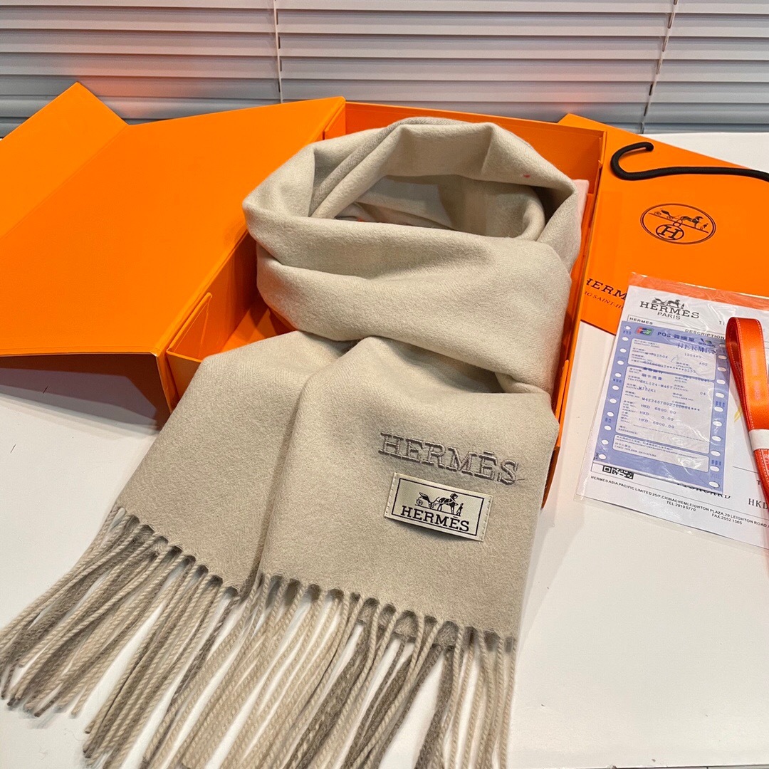 爱马仕❗👫同款围巾且买且珍惜羊绒款😍~都是出口订单所以比较难遇❤东西讲究少而精😍好看的一定要收😎这款H家