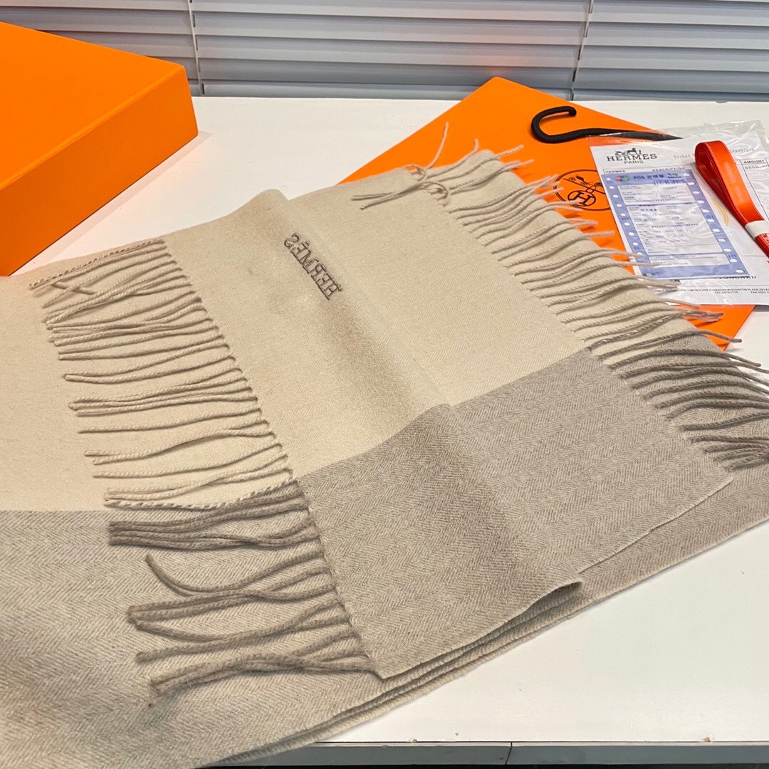 爱马仕❗👫同款围巾且买且珍惜羊绒款😍~都是出口订单所以比较难遇❤东西讲究少而精😍好看的一定要收😎这款H家