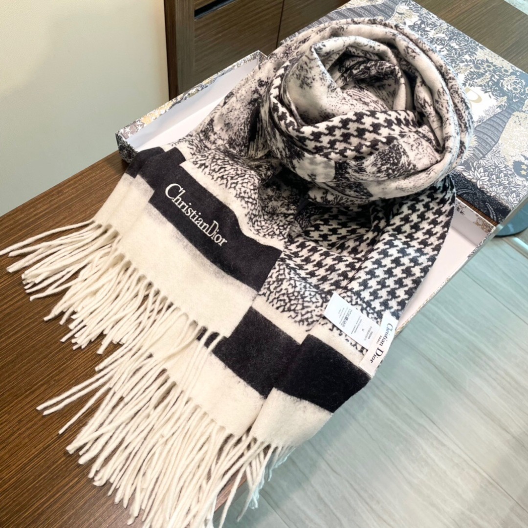 【DIOR 迪奥动物元素流苏长巾】尺寸:70×200CM材质:100%山羊绒爆款，专柜最新款式 双面羊绒