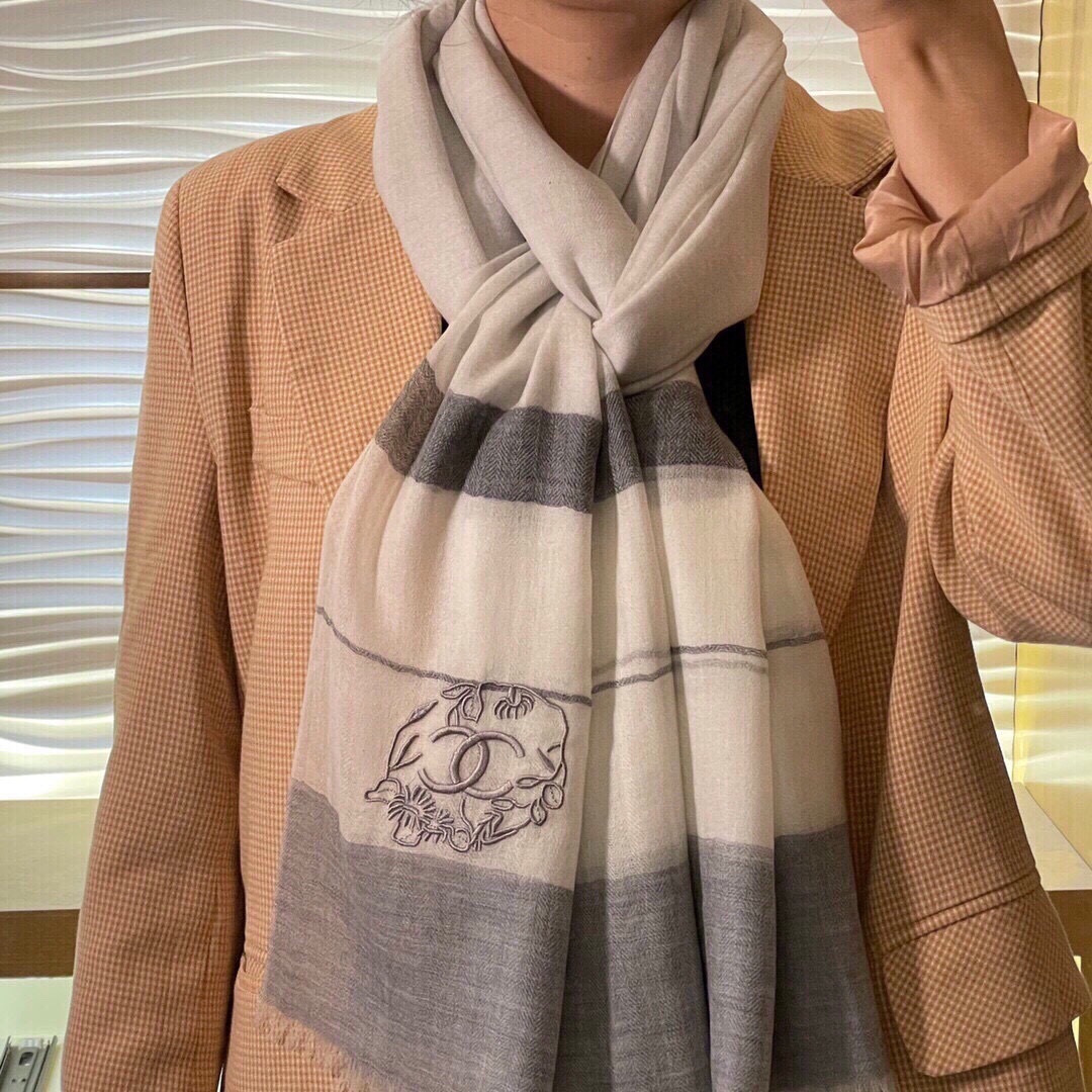 NO:554159,The new Chanel cashmere scarf feels so good. It is a top-quality genuine cashmere boutique. The exquisite embroidery craftsmanship and color matching are eye-catching. It is beautiful and beautiful. [Color][Color][Color], the material is top-quality cashmere. Size 90x200. This pure cashmere scarf is definitely high quality and low price. High version scarf, high version scarf, chanel19860909上新香奈儿羊绒围巾手感好到爆品质一流的真正的羊绒精品精湛绝伦的刺绣工艺和色彩搭配让人眼前一亮漂亮的不要不要了[色][色][色],材质顶级羊绒尺寸90x200 这个纯羊绒围巾绝对是物美价廉哦高版本围巾,高版本围巾,chanel,scarf