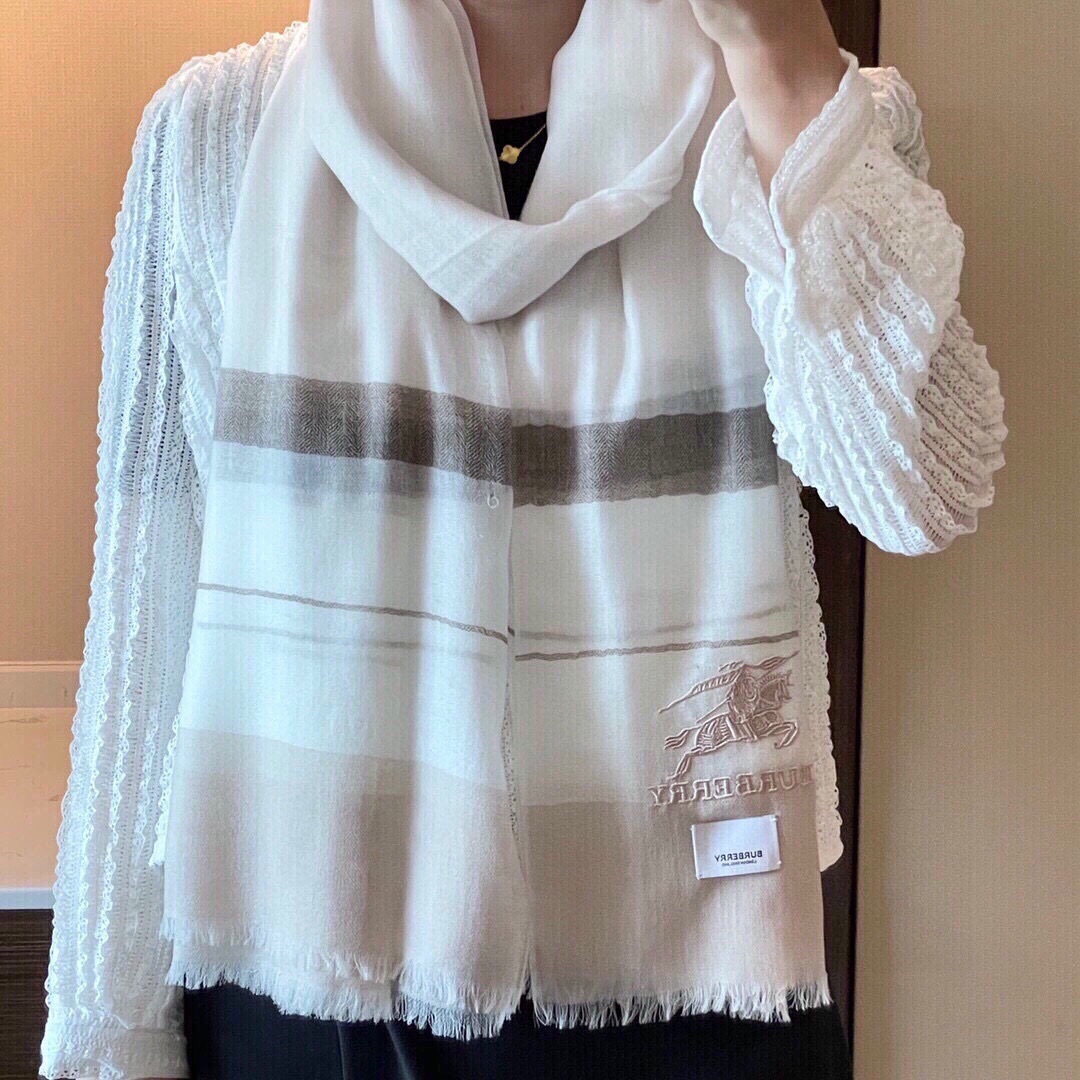 NO:554205,Burberry's new creation~ is so beautiful that it sparkles with 300-count cashmere imported from India and is inlaid with imported gold and silver filaments!  Thin and fine fabrics with brilliant designs that are perfect for fall and winter!  It has strong toughness and is not easily snagged!  The sparkling part of the inlay is also imported gold thread. The invincible beauty is matched with the gold thread inlay to create an exclusive tone series of different shades ~ changing and flexible. Layered elegant texture. The layers are layered to create a striking and unobtrusive gorgeous ladylike feeling. 300 pieces are soaked and washed in pollution-free spring holy water to achieve a unique fluffy texture. It is an eye-opener!  They are all special fabrics that have never been seen before. Cashmere with a delicate feel, size of 90*200cm, and the effect on the upper body is really needless to say, the US high version scarf, high version scarf, burberry19860909巴宝莉新作~美得闪闪发光是进口印度的羊绒300支镶嵌进口金银丝！最适合秋冬的璀璨设计面料薄而精细！韧性很强 不容易被轻易勾丝！镶嵌的闪闪部分也是进口的金丝线.无敌美搭配金丝镶嵌出不同深浅度的专属腔调系列~变幻灵动.层次优雅质感.层层叠叠出醒目而不张扬的华丽名媛感300支经过无污染的清泉圣水中浸泡洗涤后达到独特的蓬松质地.大开眼界！都是之前没有见过的特殊面料.手感细腻羊绒,90*200cm 的尺寸,上身效果真的不用多说的美高版本围巾,高版本围巾,burberry,scarf
