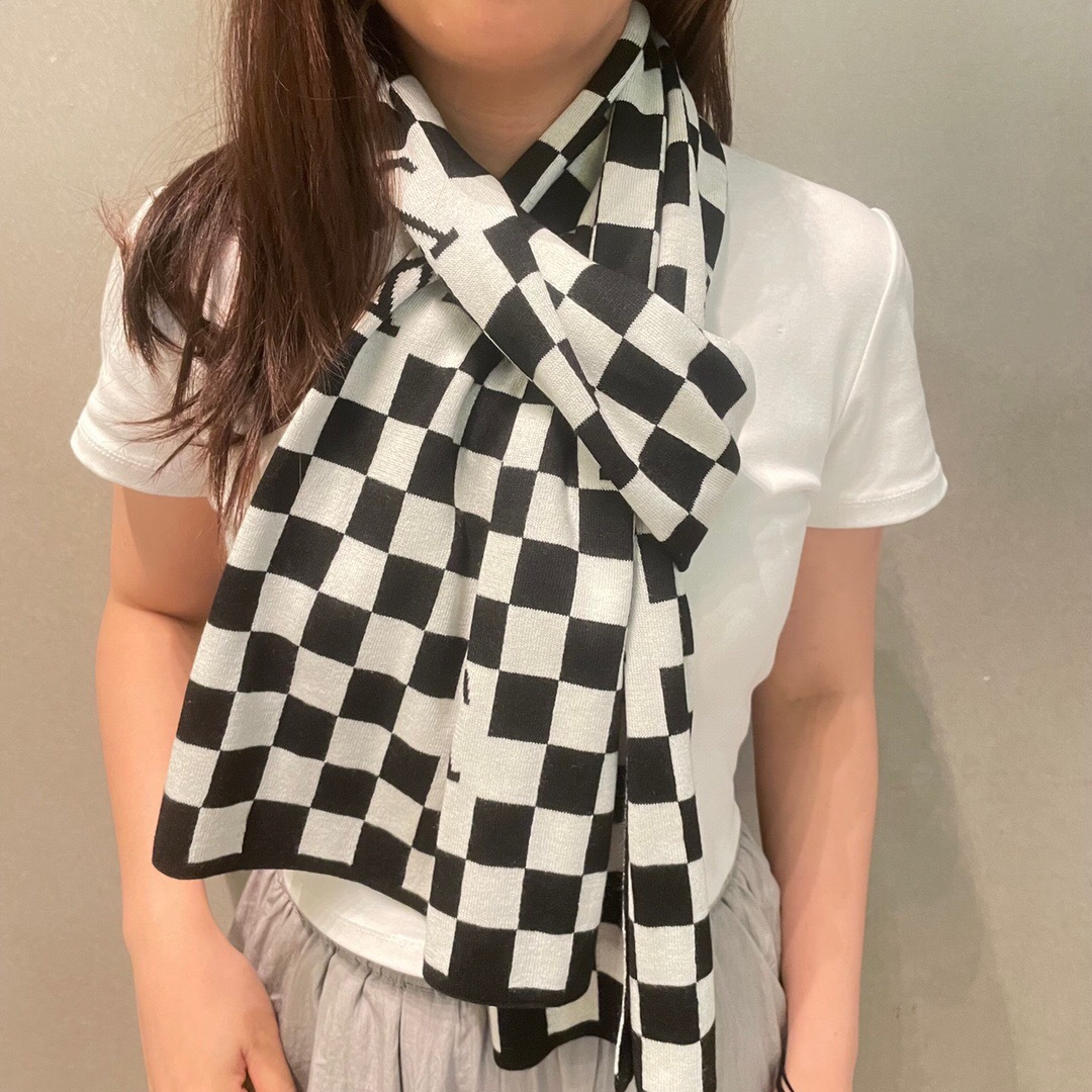NO:554167,The popular LV checkerboard checkerboard classic checkerboard checkerboard unisex scarf. The soft and comfortable cashmere brings this season's warmth and caring. The top quality cashmere thread weaves a beautiful and exquisite texture. It is generous and practical, comfortable and warm, and is made of top quality materials!  Very perfect!  No matter what age you are, owning this suit will give you all the temperament and elegance you wish for!  Specifications 32X200 high version scarf, high version scarf, louis vuitton19860909爆款到货LV棋盘格经典棋盘格男女通用围巾柔和舒适的羊绒带来今季最温暖贴心呵护最顶级的品质羊绒线织出漂亮精致的纹理,大方实用,舒适保暖,顶级材质！非常完美！无论什么年龄段,拥有这款套装就拥有了一切你所希望拥有的气质与优雅品味！规格32X200高版本围巾,高版本围巾,louis vuitton,scarf