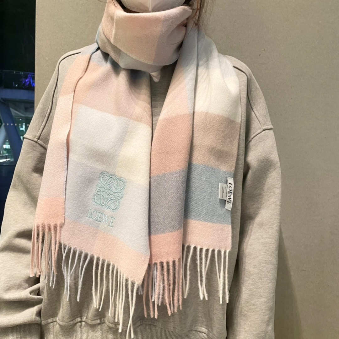 NO:554169,A rare high-end family benefit. LOEWE's embroidered scarf is very authentic ~ I love the fabric. It is very soft, delicate, comfortable and simple. It has a super good-looking color matching. It is a style that everyone will like. The small logo is very exquisitely embellished, with texture and is not ostentatious ~ Synchronous counter  , classic 35cm wide wool scarf, unisex style, size 35*180cm, suitable for formal wear or casual wear ~ it can be folded in half to hang or circled, stylish for gentlemen ~ warm and windy high version scarf, high version scarf, loewe19860909难得的高端家属福利LOEWE刺绣非常正的围巾~面料大爱,非常柔软细腻舒服大气简约,超级好看的男神配色,任何人都会喜欢的款吧,小小Logo非常精致的点缀,有质感不张扬~同步专柜,经典的35cm宽羊毛围巾男女通用款式,规格35*180cm搭配正装或者搭配休闲装都很合适~对折挂围或者绕圈围都完全可以,绅士有型~有温度的风高版本围巾,高版本围巾,loewe,scarf