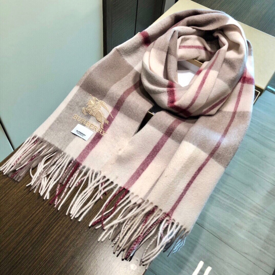巴宝莉 bur专‮爱柜‬心💗围巾披肩‮磅重‬来了 bur原单殿堂‮皇级‬室最新款‼️专‮在柜‬售1600