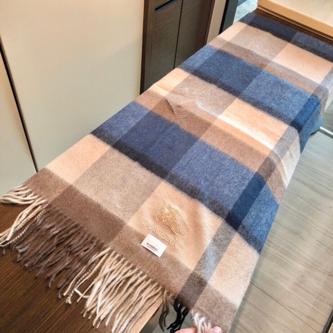 巴宝莉 bur专‮爱柜‬心💗围巾披肩‮磅重‬来了 bur原单殿堂‮皇级‬室最新款‼️专‮在柜‬售1600