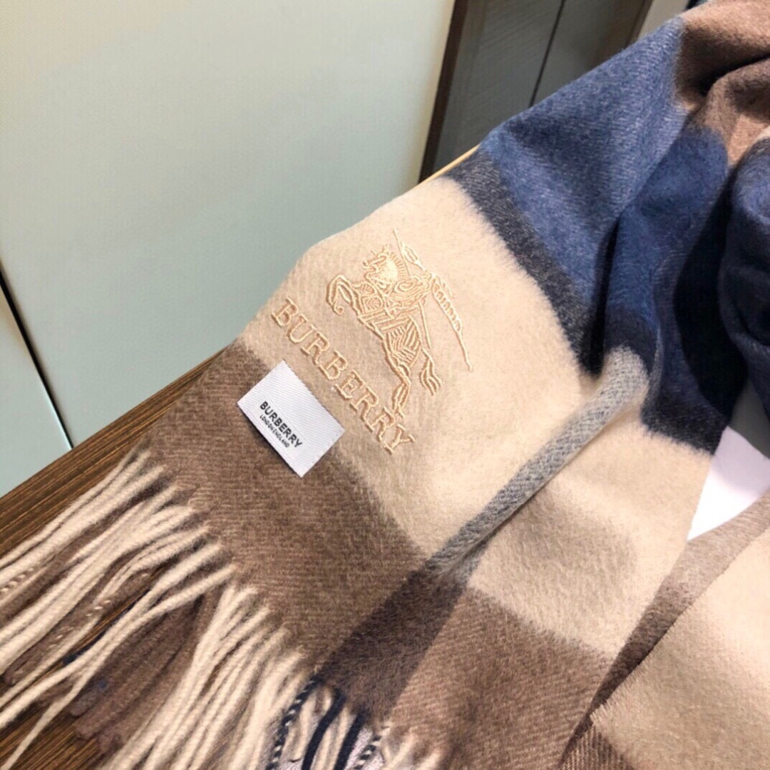 巴宝莉 bur专‮爱柜‬心💗围巾披肩‮磅重‬来了 bur原单殿堂‮皇级‬室最新款‼️专‮在柜‬售1600