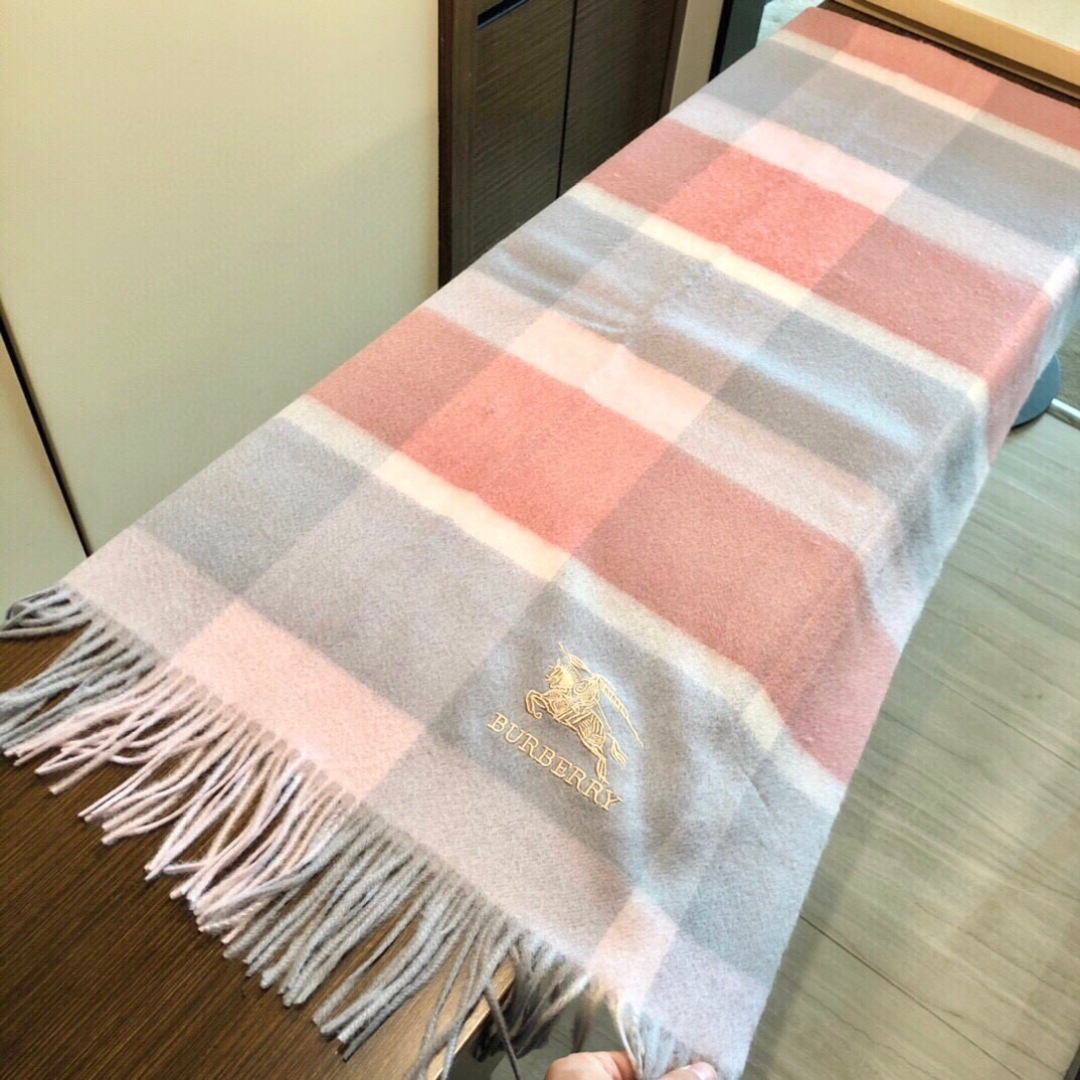 巴宝莉 bur专‮爱柜‬心💗围巾披肩‮磅重‬来了 bur原单殿堂‮皇级‬室最新款‼️专‮在柜‬售1600