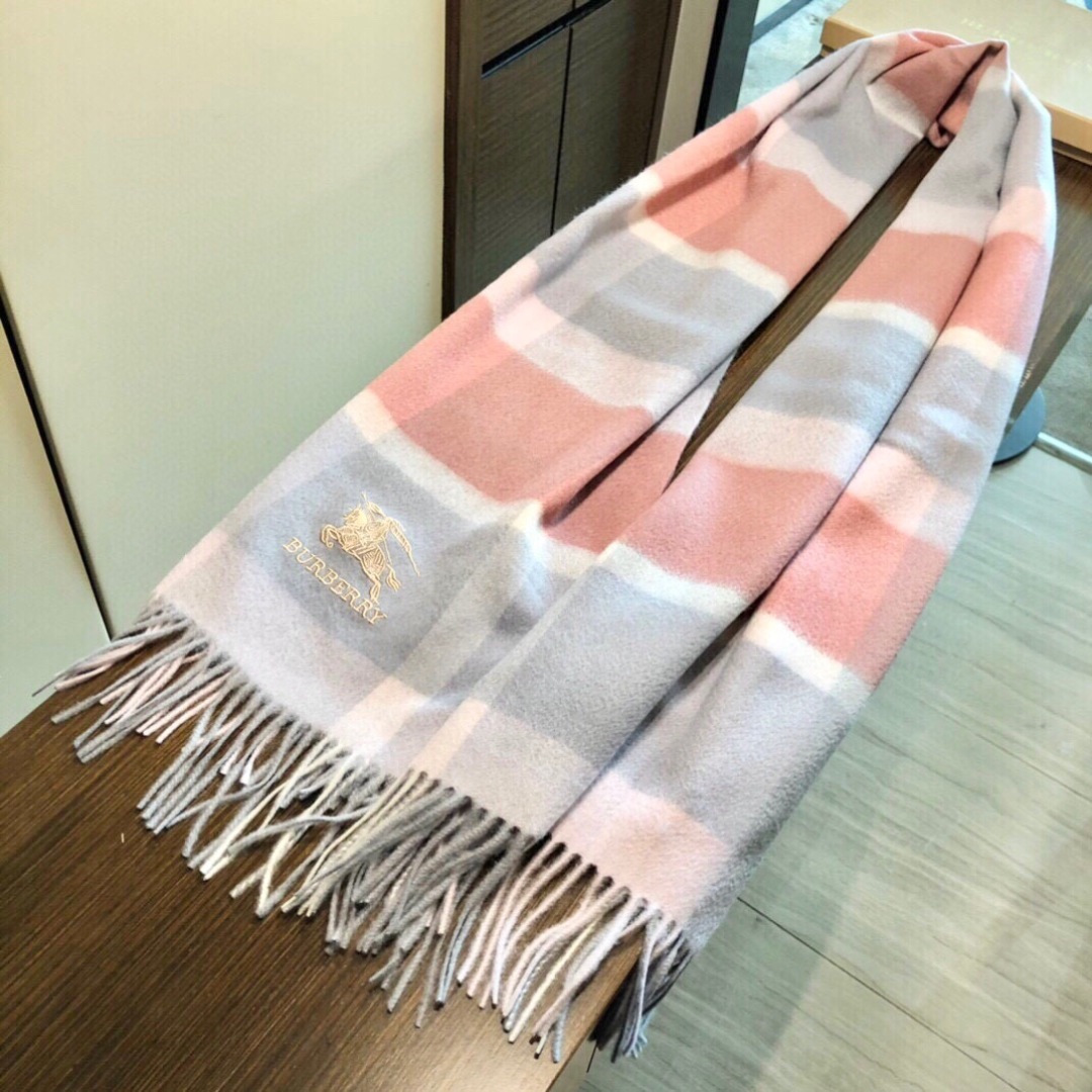 巴宝莉 bur专‮爱柜‬心💗围巾披肩‮磅重‬来了 bur原单殿堂‮皇级‬室最新款‼️专‮在柜‬售1600