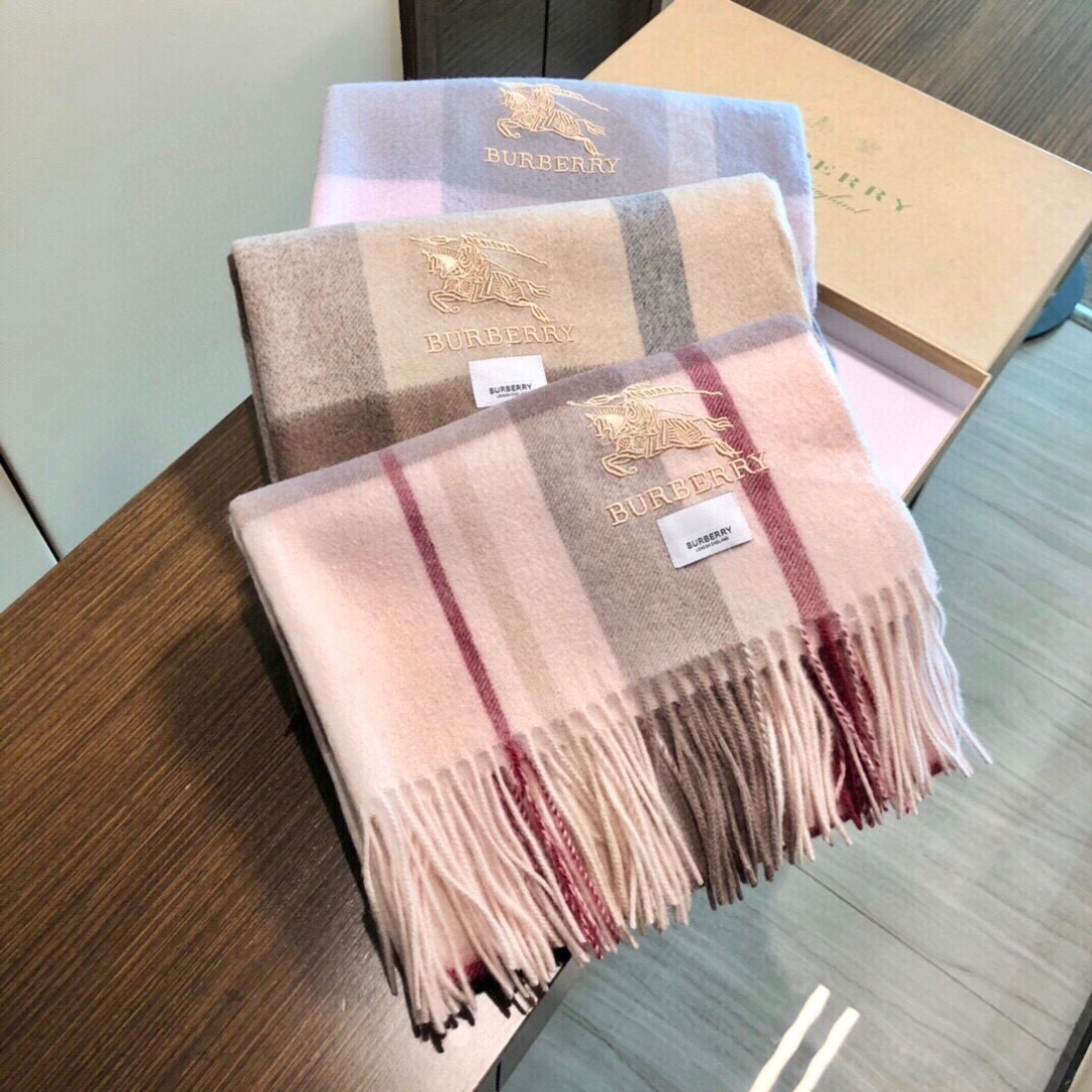 NO:554185,Burberry's bur special favorite scarf and shawl is here. The latest bur original single item is sold in the counter. It is a must-have for 16,000+ people. It is a must-have bur item that matches any coat and down jacket. It has a soft and delicate feel and is warm and durable. The lambswool material characteristics are a must-have in the winter in the north and south. The design of the embroidered war horse is really very stylish!  Maggi feels extremely soft, comfortable and breathable. Lambsmere 330g has a heavy weight and is extremely thick to keep warm. 60180 cocoa shawl high version scarf, high version scarf, burberry, burberry, down jacket, shawls19860909巴宝莉 bur专爱柜心围巾披肩磅重来了 bur原单殿堂皇级室最新款专在柜售16000+人必手备的bur单品搭任配何大衣羽绒服必备的手柔感软细腻 保度暖级棒 南北方冬必季备羔羊绒材质特点上加刺绣战马设的计 真的极其造好型！美极到致手感柔舒软适透气 羔羊绒330g大克重极厚保实暖 60180可可披围高版本围巾,高版本围巾,burberry,burberry,down jacket,shawls,scarf