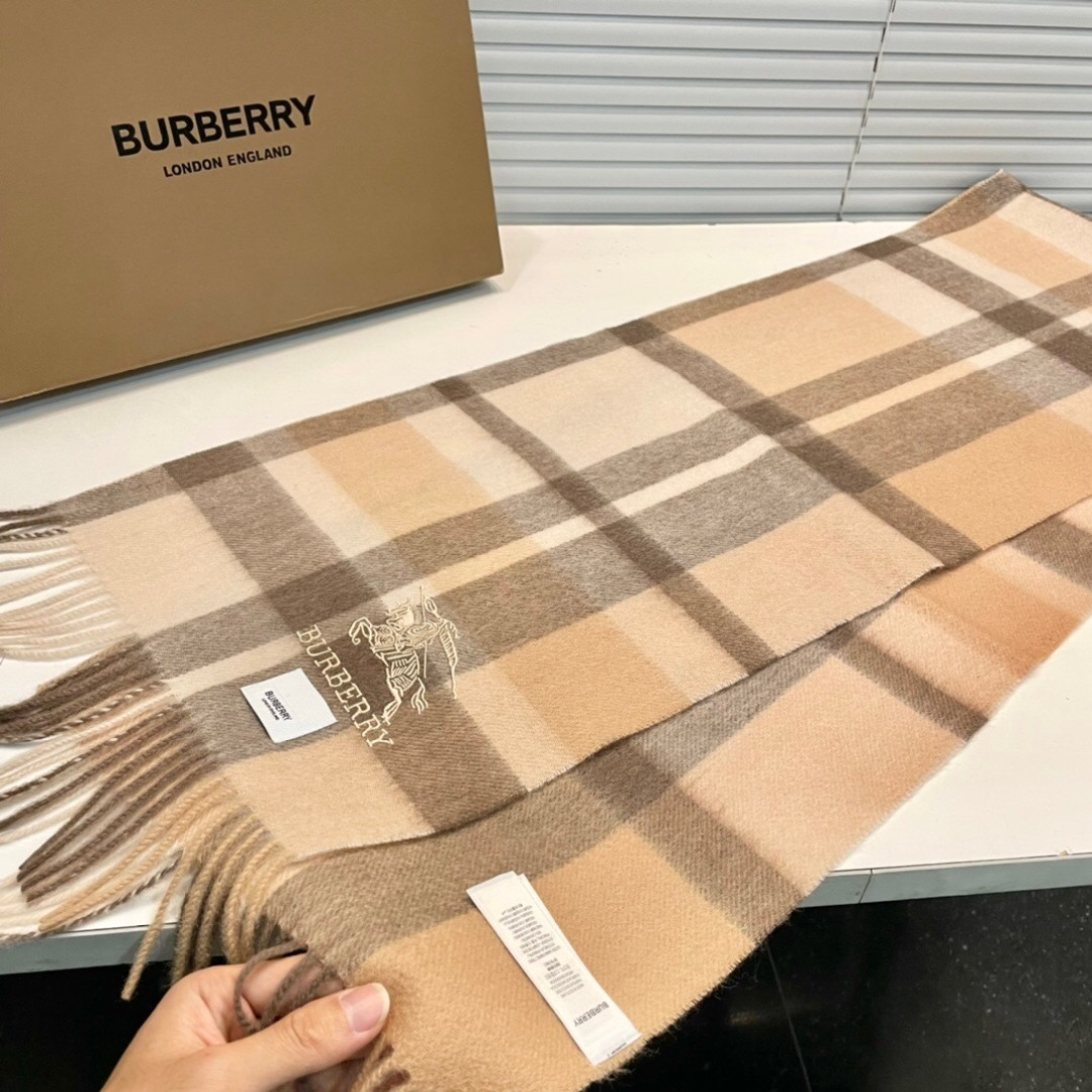 burberry经典羊绒格子围巾‼专柜最新品相，目前专柜都换上了新标👍经典中的经典.全品相‼其他什么F货
