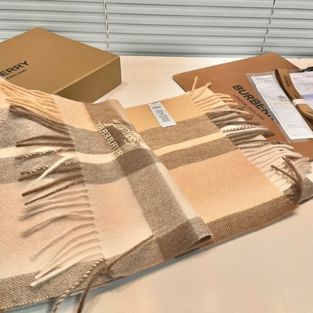 burberry经典羊绒格子围巾‼专柜最新品相，目前专柜都换上了新标👍经典中的经典.全品相‼其他什么F货