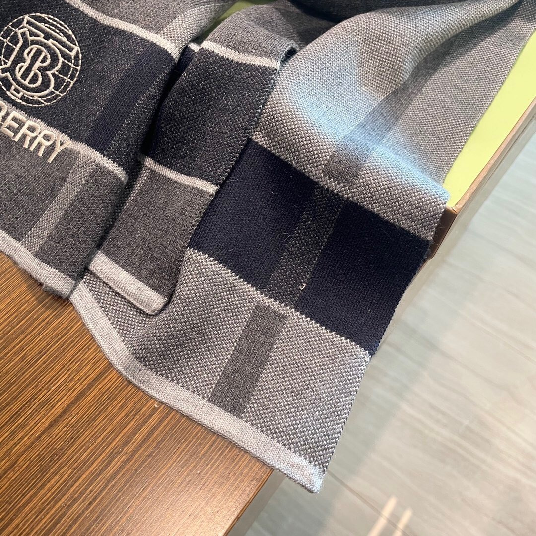 😍viP推荐👍巴宝莉专柜最新款Tb围巾【顶级羊绒围巾】🔥爆款哦 😘💍实物真心美 🎀针织围巾配以精美log