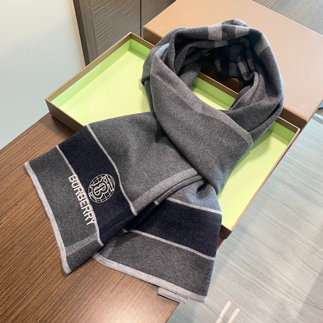 😍viP推荐👍巴宝莉专柜最新款Tb围巾【顶级羊绒围巾】🔥爆款哦 😘💍实物真心美 🎀针织围巾配以精美log