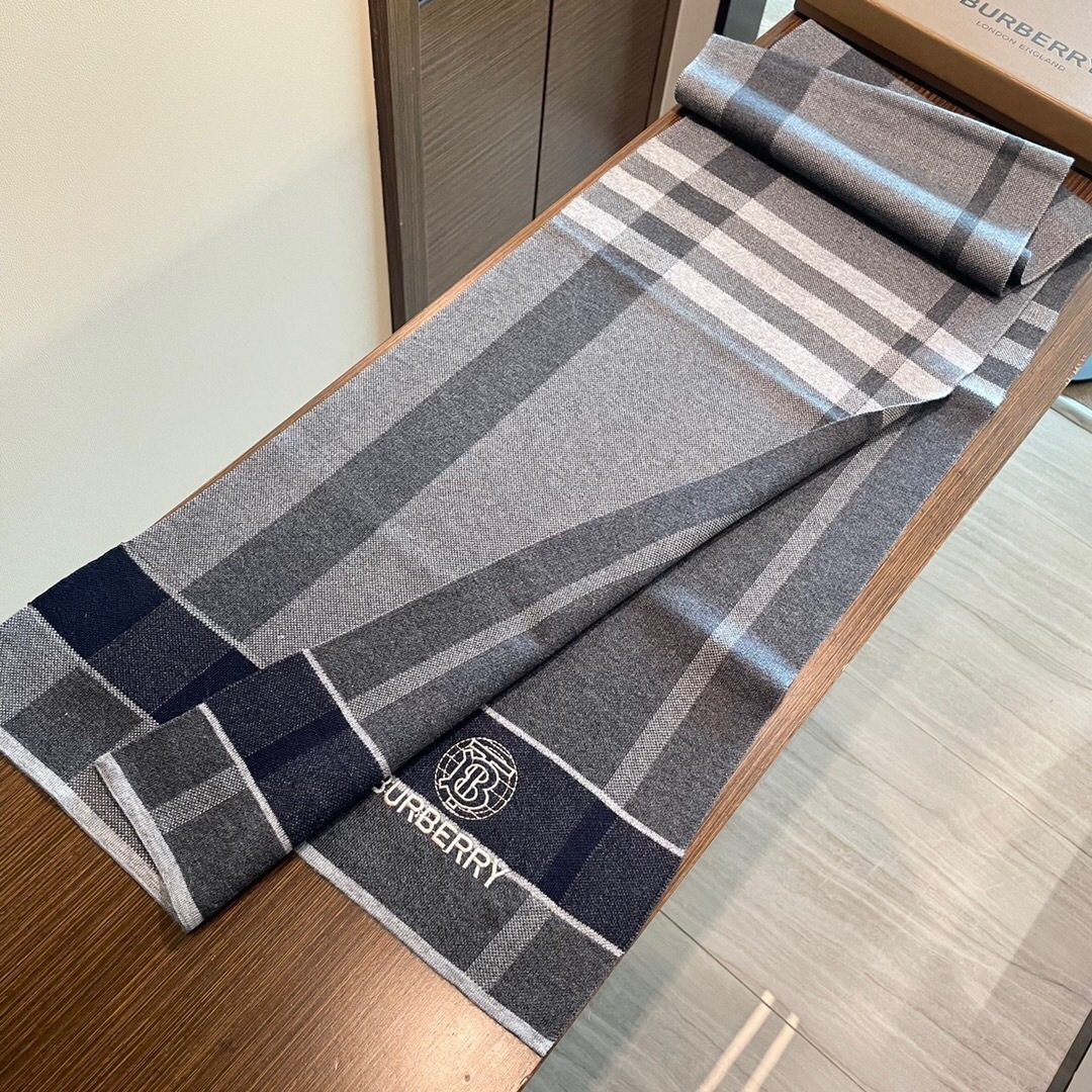 😍viP推荐👍巴宝莉专柜最新款Tb围巾【顶级羊绒围巾】🔥爆款哦 😘💍实物真心美 🎀针织围巾配以精美log