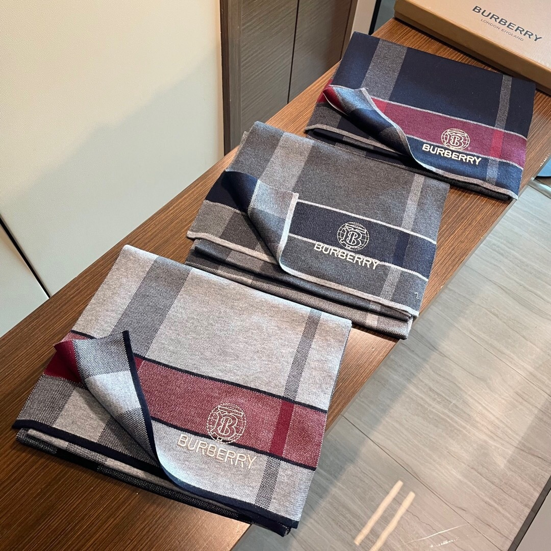 😍viP推荐👍巴宝莉专柜最新款Tb围巾【顶级羊绒围巾】🔥爆款哦 😘💍实物真心美 🎀针织围巾配以精美log