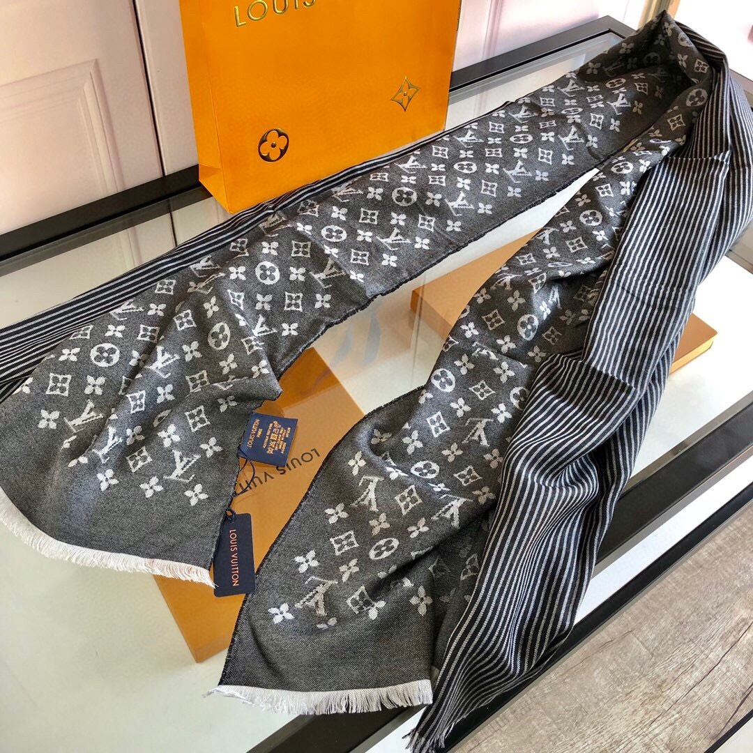上新Lv❤最新款顶级高端设计，实物真心美 🎀披肩配以印花💓💃🏻无论设计喷绘都是非常到位☀细节都可见🌟整个