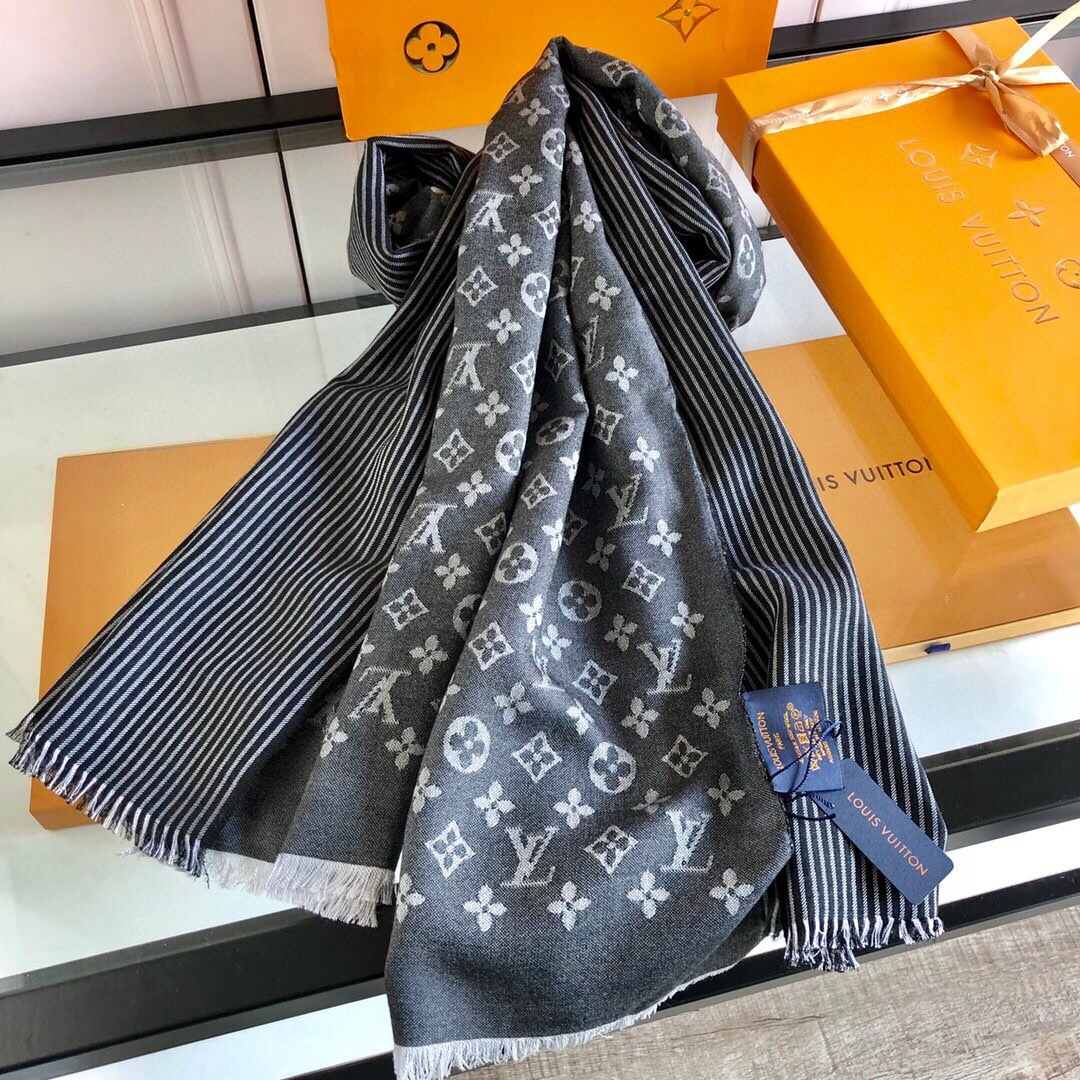 上新Lv❤最新款顶级高端设计，实物真心美 🎀披肩配以印花💓💃🏻无论设计喷绘都是非常到位☀细节都可见🌟整个
