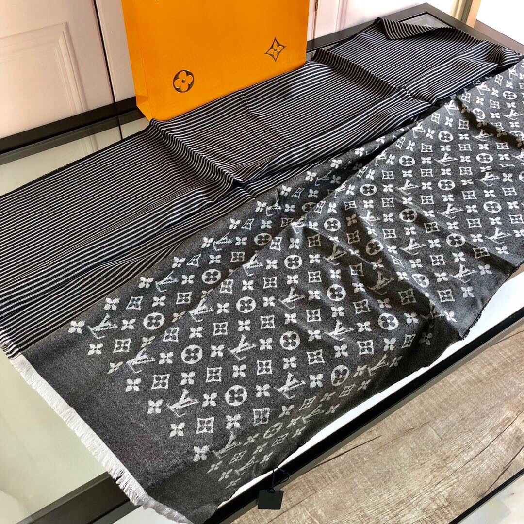 上新Lv❤最新款顶级高端设计，实物真心美 🎀披肩配以印花💓💃🏻无论设计喷绘都是非常到位☀细节都可见🌟整个