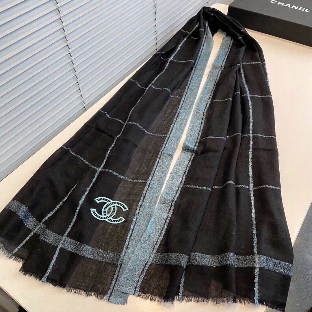 上新🔥香奈儿羊绒围巾💥手感好到爆👍品质一流的🎉真正的羊绒精品💥精湛绝伦的刺绣工艺和色彩搭配🎀让人眼前一亮