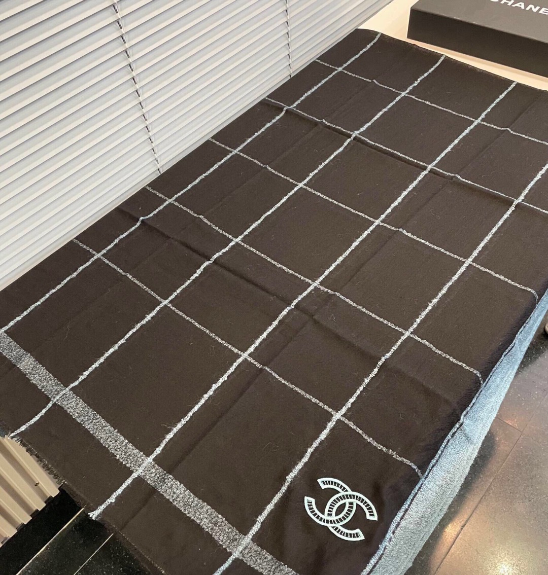 上新🔥香奈儿羊绒围巾💥手感好到爆👍品质一流的🎉真正的羊绒精品💥精湛绝伦的刺绣工艺和色彩搭配🎀让人眼前一亮