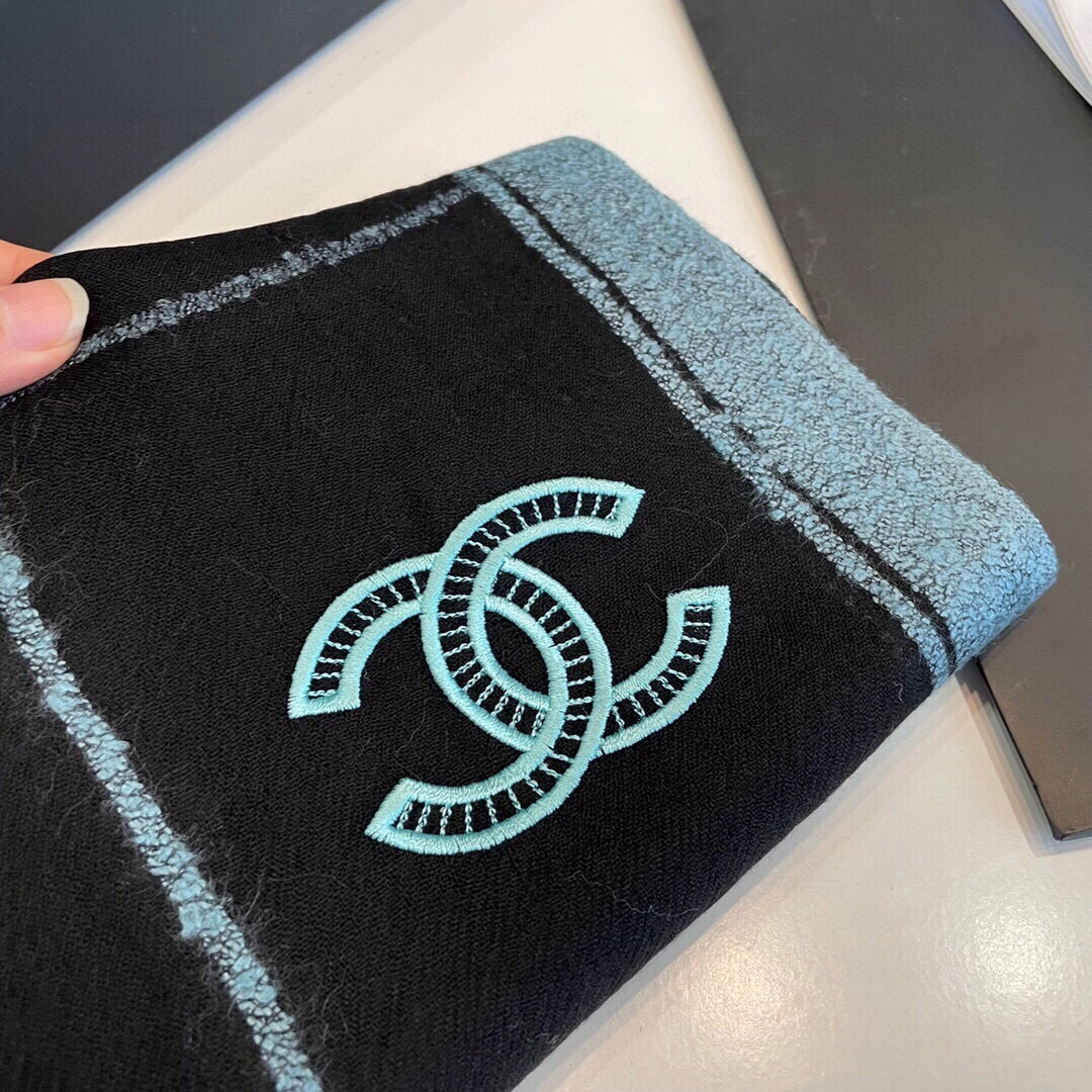 上新🔥香奈儿羊绒围巾💥手感好到爆👍品质一流的🎉真正的羊绒精品💥精湛绝伦的刺绣工艺和色彩搭配🎀让人眼前一亮