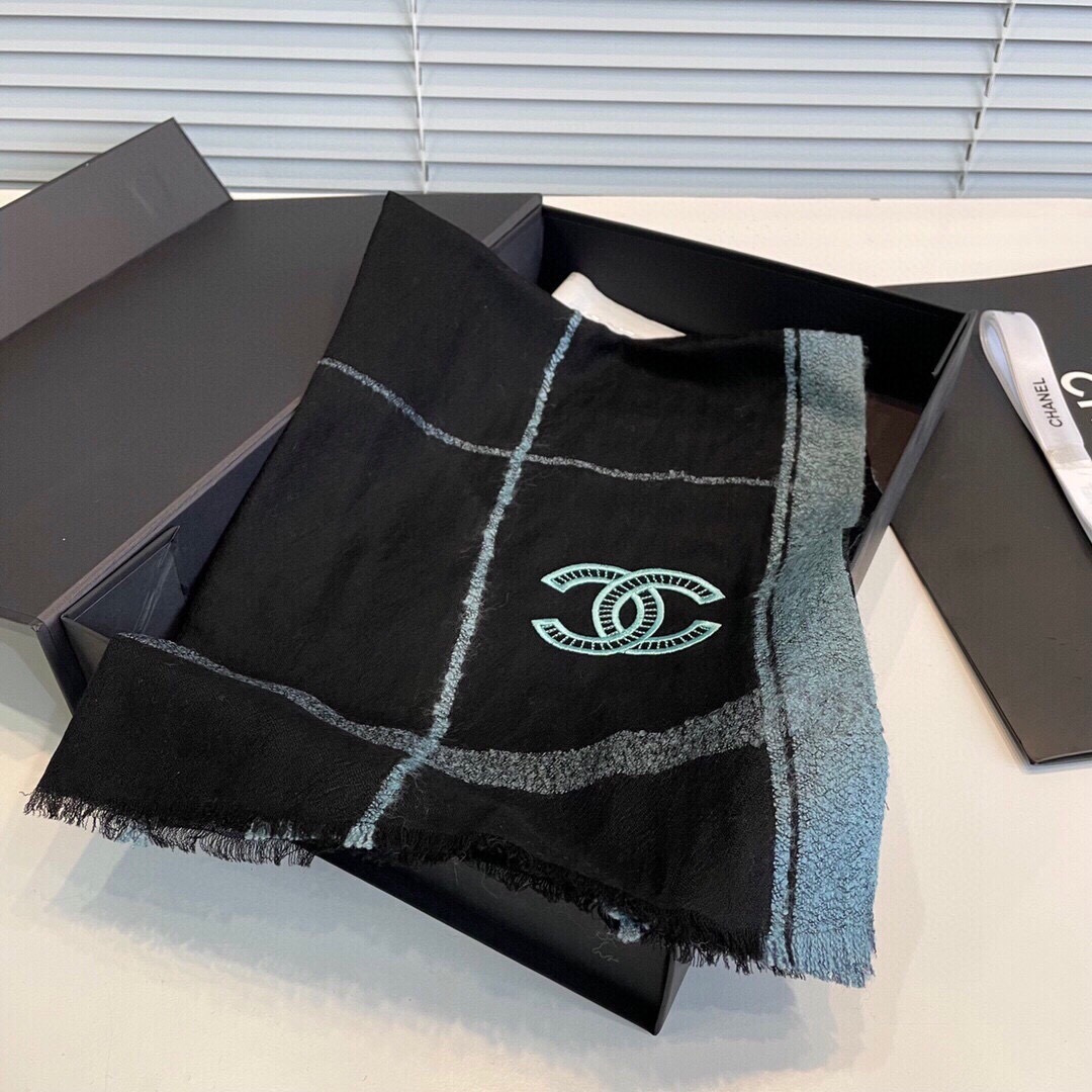 上新🔥香奈儿羊绒围巾💥手感好到爆👍品质一流的🎉真正的羊绒精品💥精湛绝伦的刺绣工艺和色彩搭配🎀让人眼前一亮