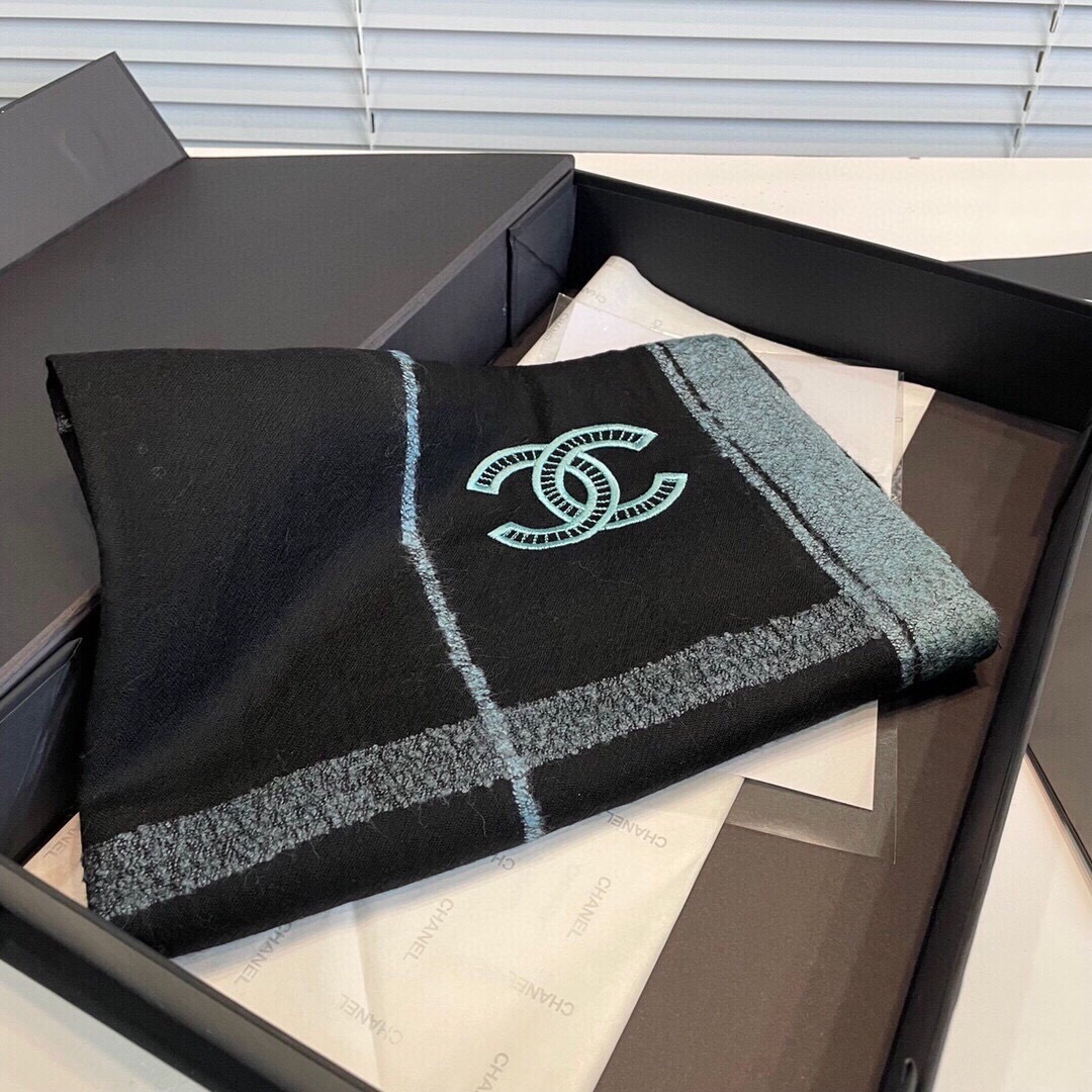 NO:554197,The new Chanel cashmere scarf feels so good. It is a top-quality genuine cashmere boutique. The exquisite embroidery craftsmanship and color matching are eye-catching. It is beautiful and beautiful. [Color][Color][Color], the material is top-quality cashmere. Size 90x200. This pure cashmere scarf is definitely high quality and low price. High version scarf, high version scarf, chanel19860909上新香奈儿羊绒围巾手感好到爆品质一流的真正的羊绒精品精湛绝伦的刺绣工艺和色彩搭配让人眼前一亮漂亮的不要不要了[色][色][色],材质顶级羊绒尺寸90x200 这个纯羊绒围巾绝对是物美价廉哦高版本围巾,高版本围巾,chanel,scarf