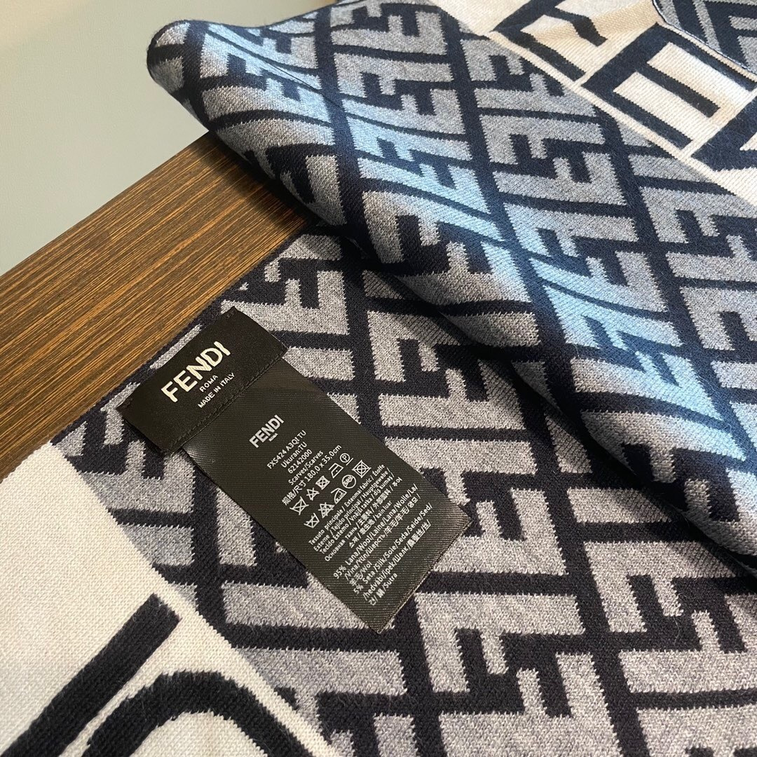 经典FF字母元素围巾，专柜也是刚上架的好玩意儿‼今年的芬迪也是起飞的架势，火的不要不要的，这款真真儿的正