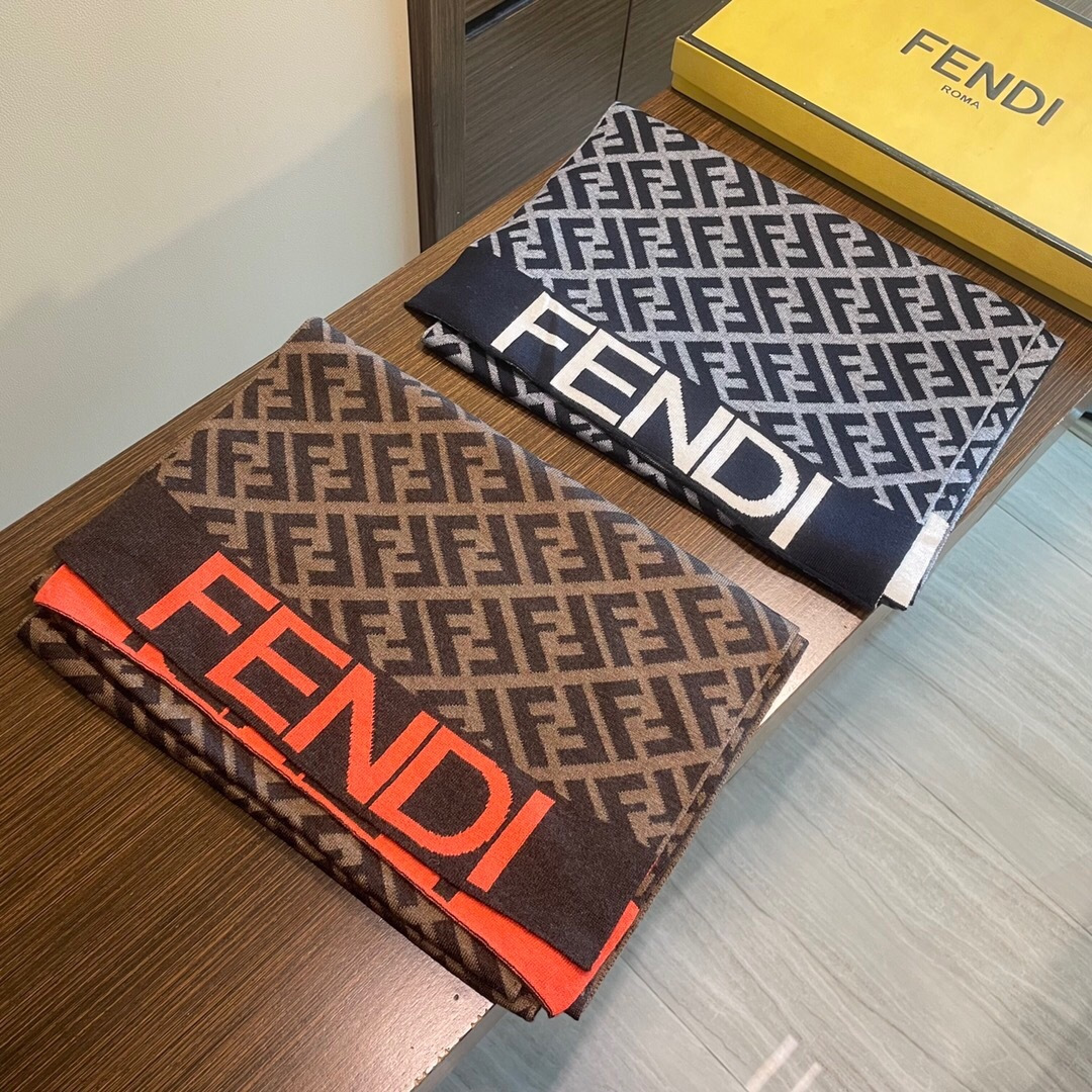 经典FF字母元素围巾，专柜也是刚上架的好玩意儿‼今年的芬迪也是起飞的架势，火的不要不要的，这款真真儿的正