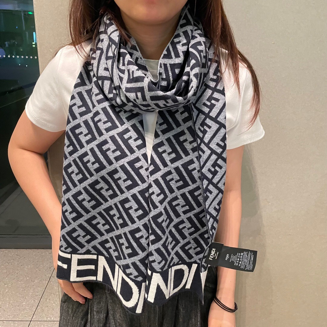 NO:554200,The classic FF letter element scarf is also a good thing that has just been put on the shelves in the counter. Fendi is also taking off this year, and it is very popular. This is a real good thing, with real materials and very heavy weight. It is basically out of stock at home and abroad. This FF trend will continue to blow. It is said that many people go to the counter to buy all the FF series. In short, it is a surprise. Don't be too little, this kind of specifications is becoming less and less and cherished. The upper body effect is very powerful!  Definitely a hit!  The clear FF letters are tight and distinct, and the pattern is very stylish. If you take a picture with a mobile phone, it will amaze the audience. The high-density precision workmanship of big-name products is really exquisite and ingenious. Specifications, 32X200 high version scarf, high version scarf, fendi19860909经典FF字母元素围巾,专柜也是刚上架的好玩意儿今年的芬迪也是起飞的架势,火的不要不要的,这款真真儿的正儿八经的好东西,真材实料非常重磅,不管国内还是国外基本也是全线断货的节奏,这股FF风会继续吹下去,据说很多人去专柜只要是FF都全系列的买,总之是惊喜.不要嫌少,这种规格越来越少且珍惜.上身效果气场非常强大！绝对是重磅！清晰明了的FF字母,紧致分明,版型更是非常有型,用手机拍出来都能惊艳全场高密度精工细作大牌的东西真的非常考究,匠心之作.规格,32X200高版本围巾,高版本围巾,fendi,scarf