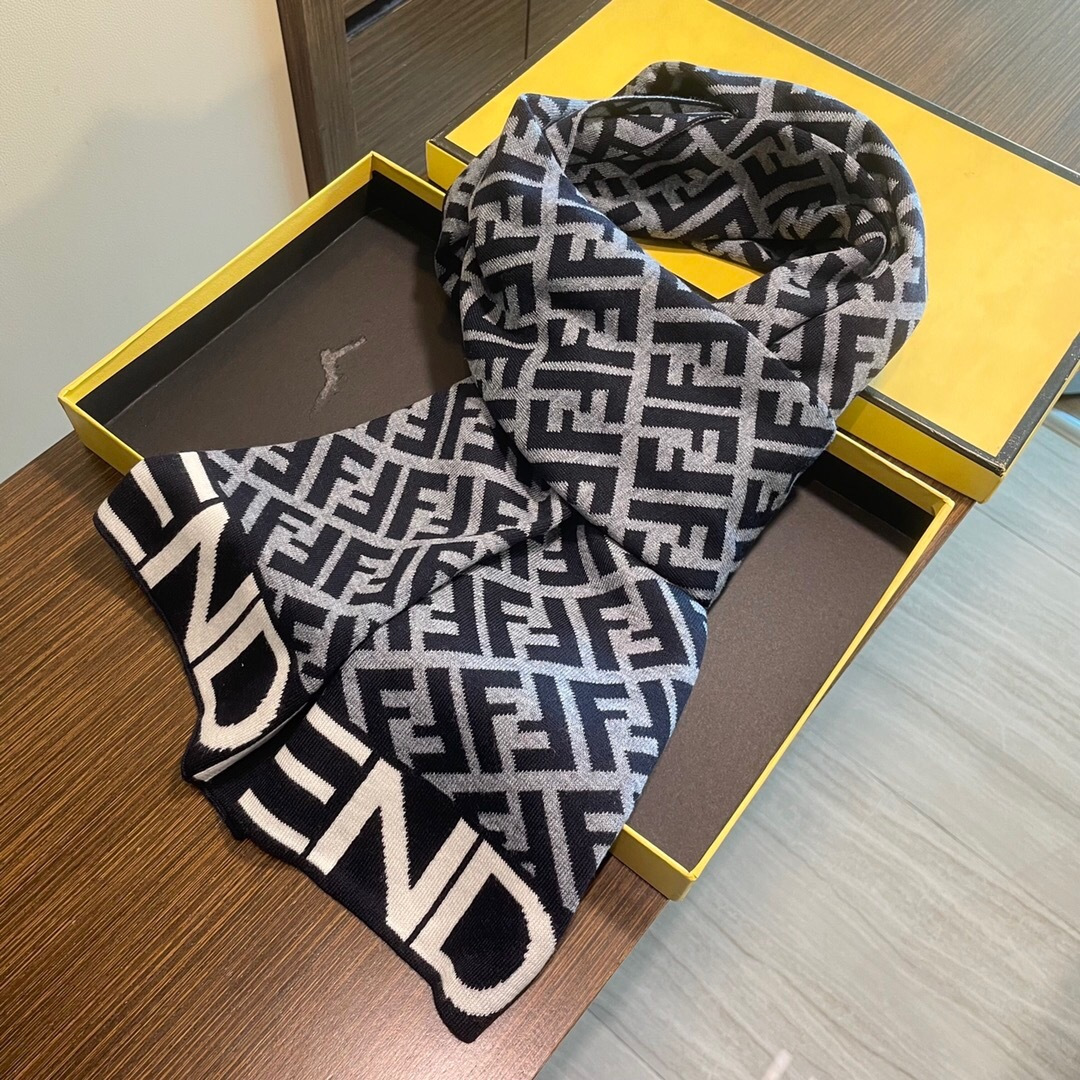 经典FF字母元素围巾，专柜也是刚上架的好玩意儿‼今年的芬迪也是起飞的架势，火的不要不要的，这款真真儿的正