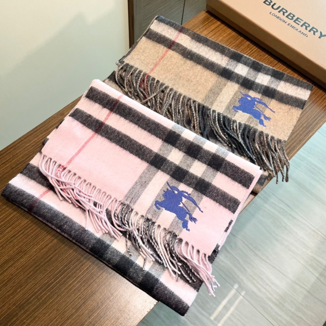 Burberry双面提花羊羔毛绒围巾👍最新英国专柜的单子‼️极品奢华点在于：一面是经典羊绒格子字母徽标提