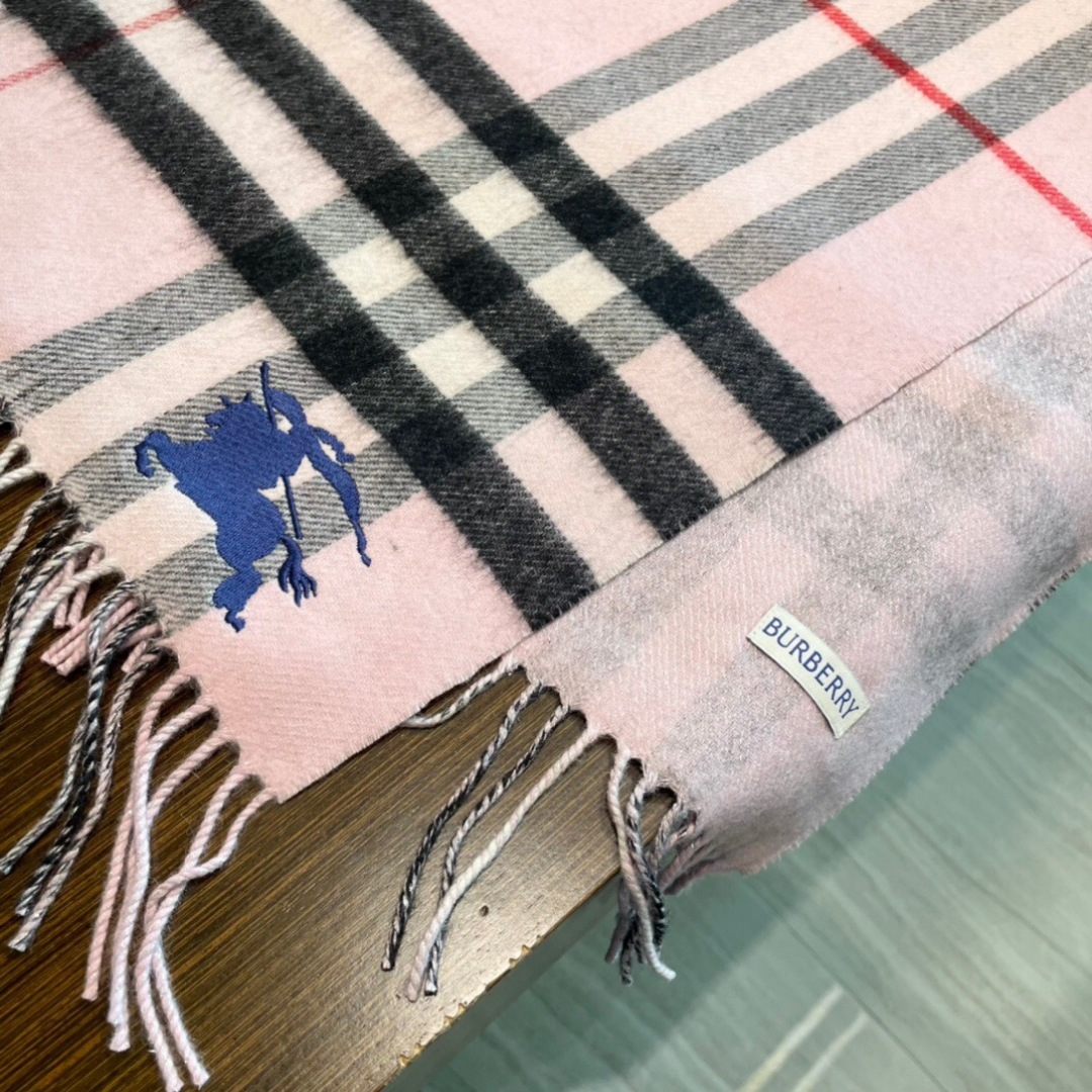 Burberry双面提花羊羔毛绒围巾👍最新英国专柜的单子‼️极品奢华点在于：一面是经典羊绒格子字母徽标提