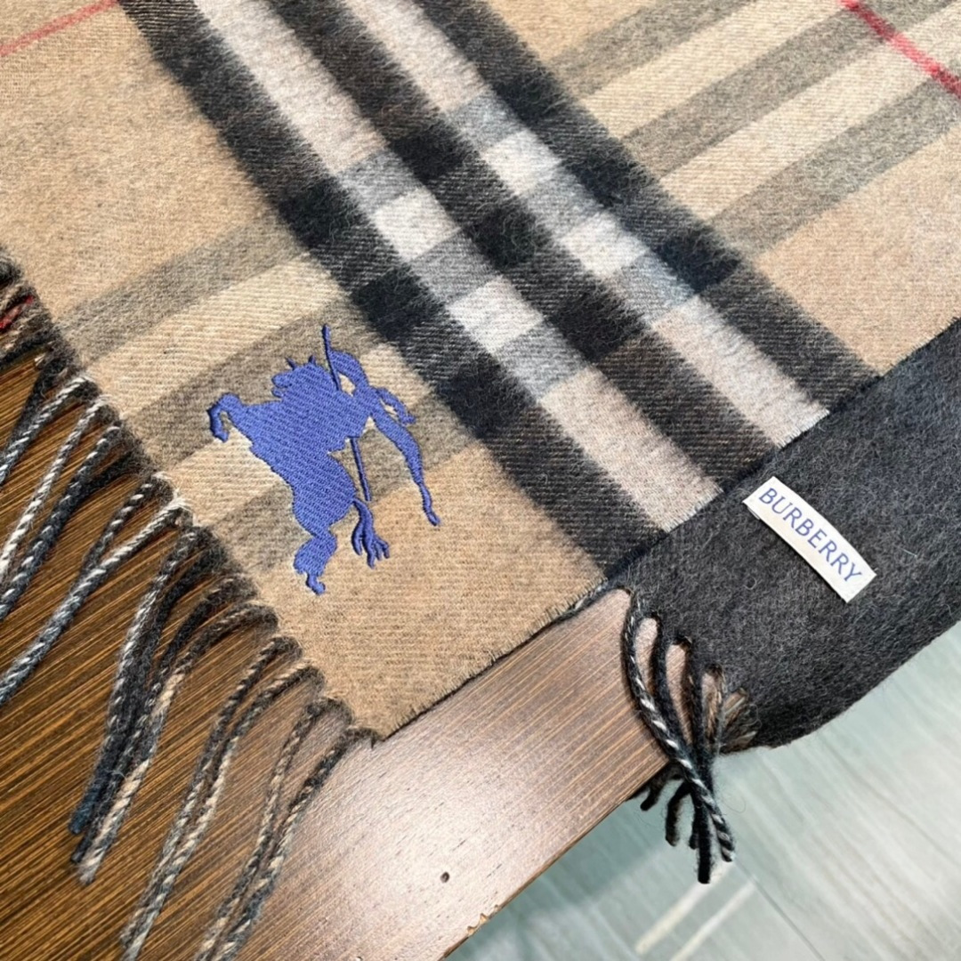 Burberry双面提花羊羔毛绒围巾👍最新英国专柜的单子‼️极品奢华点在于：一面是经典羊绒格子字母徽标提
