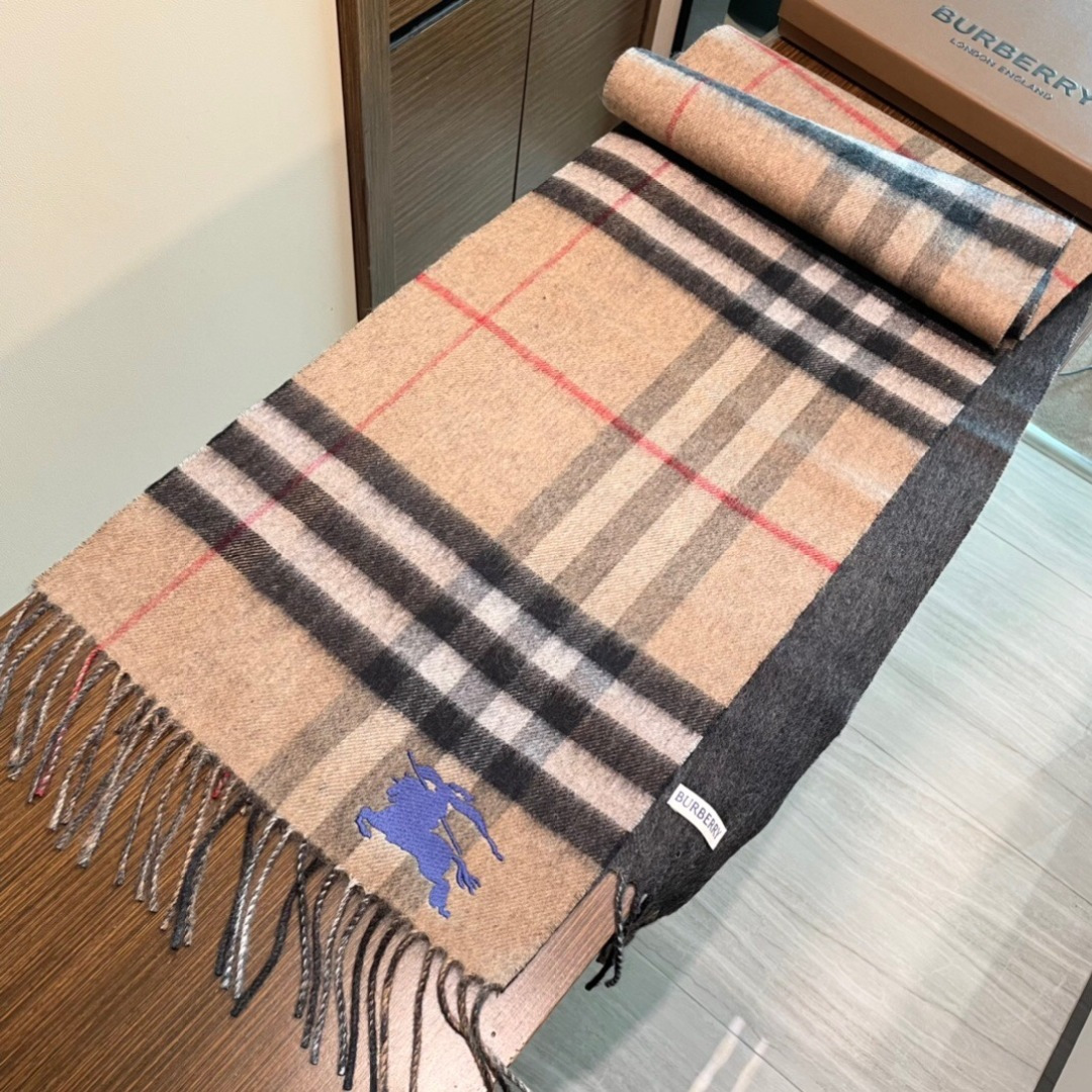 Burberry双面提花羊羔毛绒围巾👍最新英国专柜的单子‼️极品奢华点在于：一面是经典羊绒格子字母徽标提
