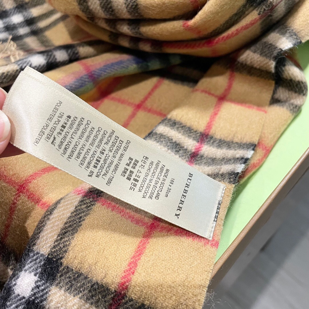 上新🔥巴宝莉专柜款 官网最新款男女通用情侣款👫手感感到爆，💥 非常保暖👑 柔软亲肤，不扎脖😍经典巴宝莉格