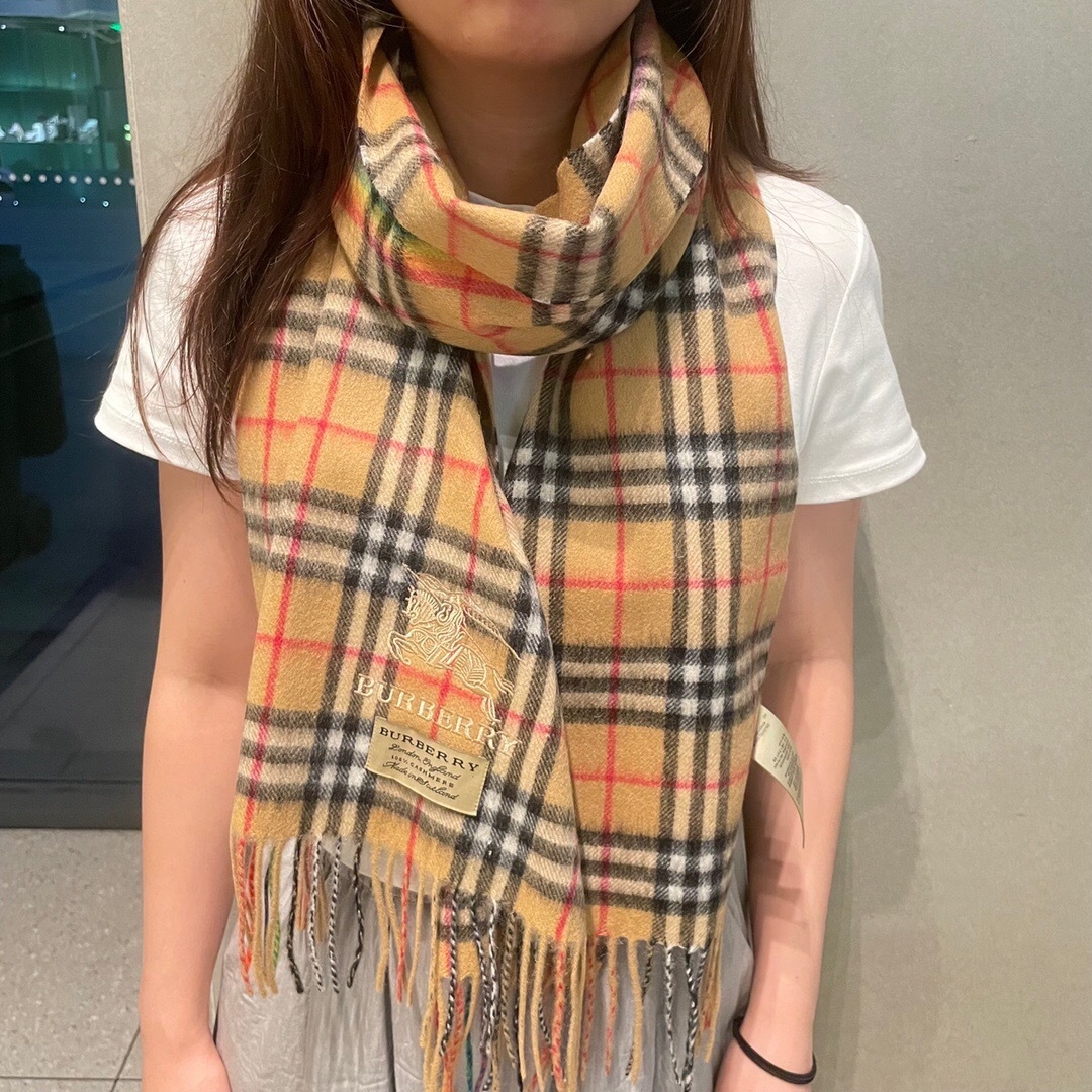 NO:554208,New Burberry counter model. The latest unisex couple model from the official website feels great to the touch and is very warm. It is soft and skin-friendly and does not tie the neck. Classic Burberry plaid design. Unisex model. Both men and women can choose their favorite color. Material: cashmere. Size: 32x180 high version scarf, high version scarf, burberry19860909上新巴宝莉专柜款 官网最新款男女通用情侣款手感感到爆, 非常保暖 柔软亲肤,不扎脖经典巴宝莉格纹设计中性款男女各自选择自己中意的颜色,材质:山羊绒,尺寸:32x180高版本围巾,高版本围巾,burberry,scarf