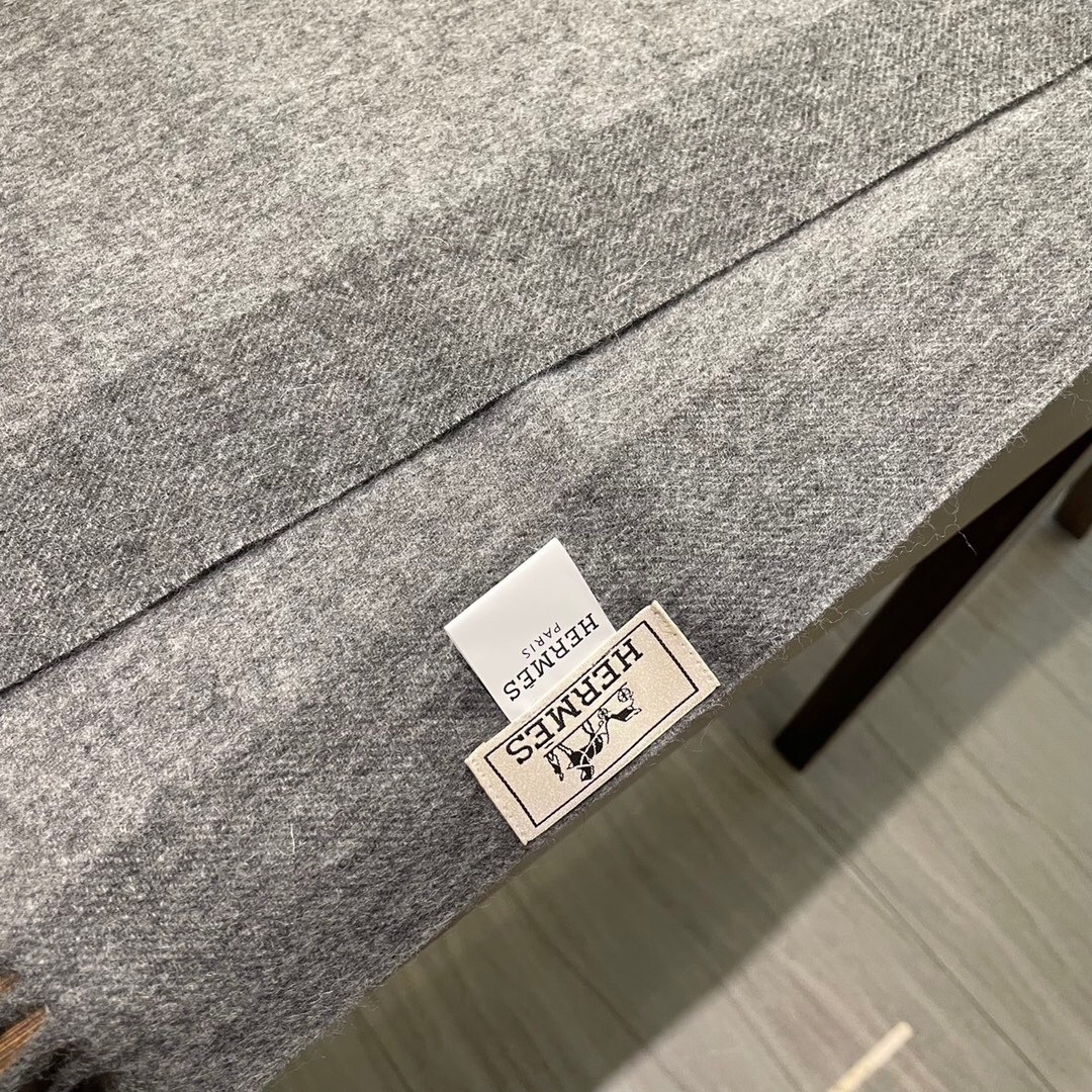 上新 爱马仕男 女款围巾且买且珍惜😍~都是出口订单所以比较难遇❤️东西讲究少而精😍好看的一定要收😎这款H