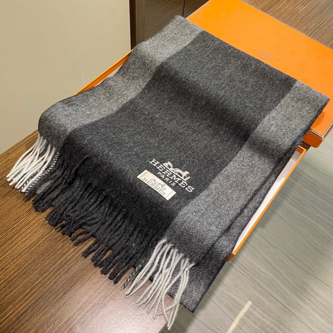 上新 爱马仕男 女款围巾且买且珍惜😍~都是出口订单所以比较难遇❤️东西讲究少而精😍好看的一定要收😎这款H