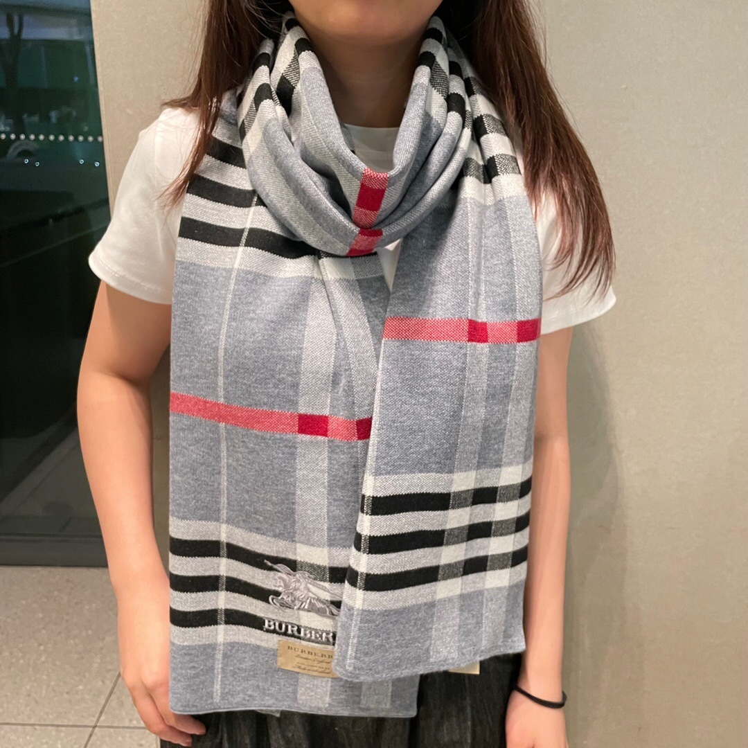 NO:554212,Hot new item, Couple model B family [Classic War Horse] Exclusive product Luxury is all in the size, high-end quality and super high cashmere quality will be favored by this brand. This boutique is a very rare knitted scarf on the market. It is really a super high-end product. Only such a big brand can have it. Every color is loved and every color is retained. Selling one less good product. Imported pure cashmere, size 200*32 high version scarf, high version scarf19860909爆款上新 情侣款B家【经典战马】独家牛货 奢华尽在尺寸之间,高端品质具有超高羊绒品质才会被此品牌青睐这种精品是市场上及其少见的围巾针织,真是超级高端货只有这种大品牌才会拥有每色都是大爱每色都留.卖一条少一条的好货 进口纯羊绒 尺寸200*32高版本围巾,高版本围巾,scarf