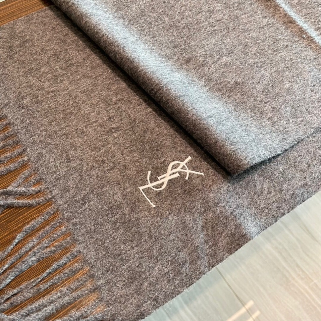 YSL（圣罗兰）100%羊绒版手感好到爆 难得一见的温柔配色，低调又不失优雅❗️】重点推荐高级舒适时髦气