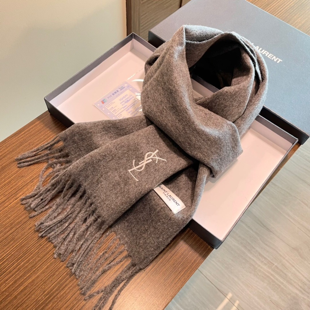 YSL（圣罗兰）100%羊绒版手感好到爆 难得一见的温柔配色，低调又不失优雅❗️】重点推荐高级舒适时髦气