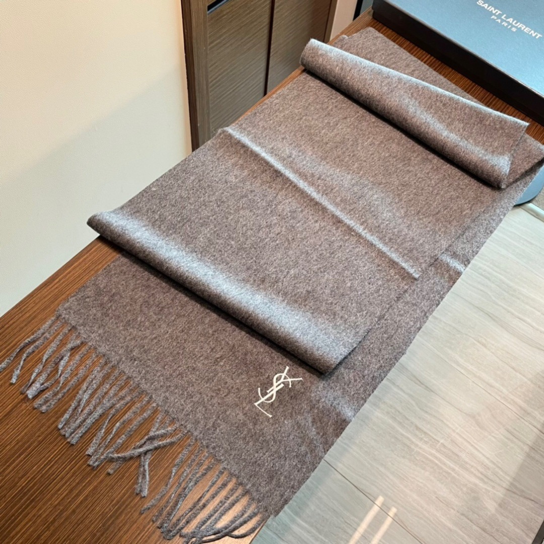 YSL（圣罗兰）100%羊绒版手感好到爆 难得一见的温柔配色，低调又不失优雅❗️】重点推荐高级舒适时髦气